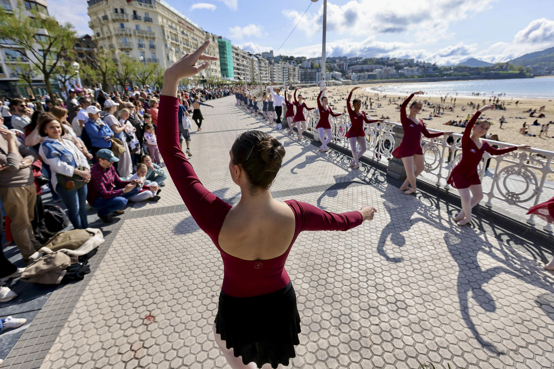 Decenas de niños y niñas participan este domingo en una exhibición de danza en la barandilla de la Concha en San Sebastián con motivo del Día Internacional de la Danza que se celebra el próximo 29 de abril.EFE/Javi Colmenero