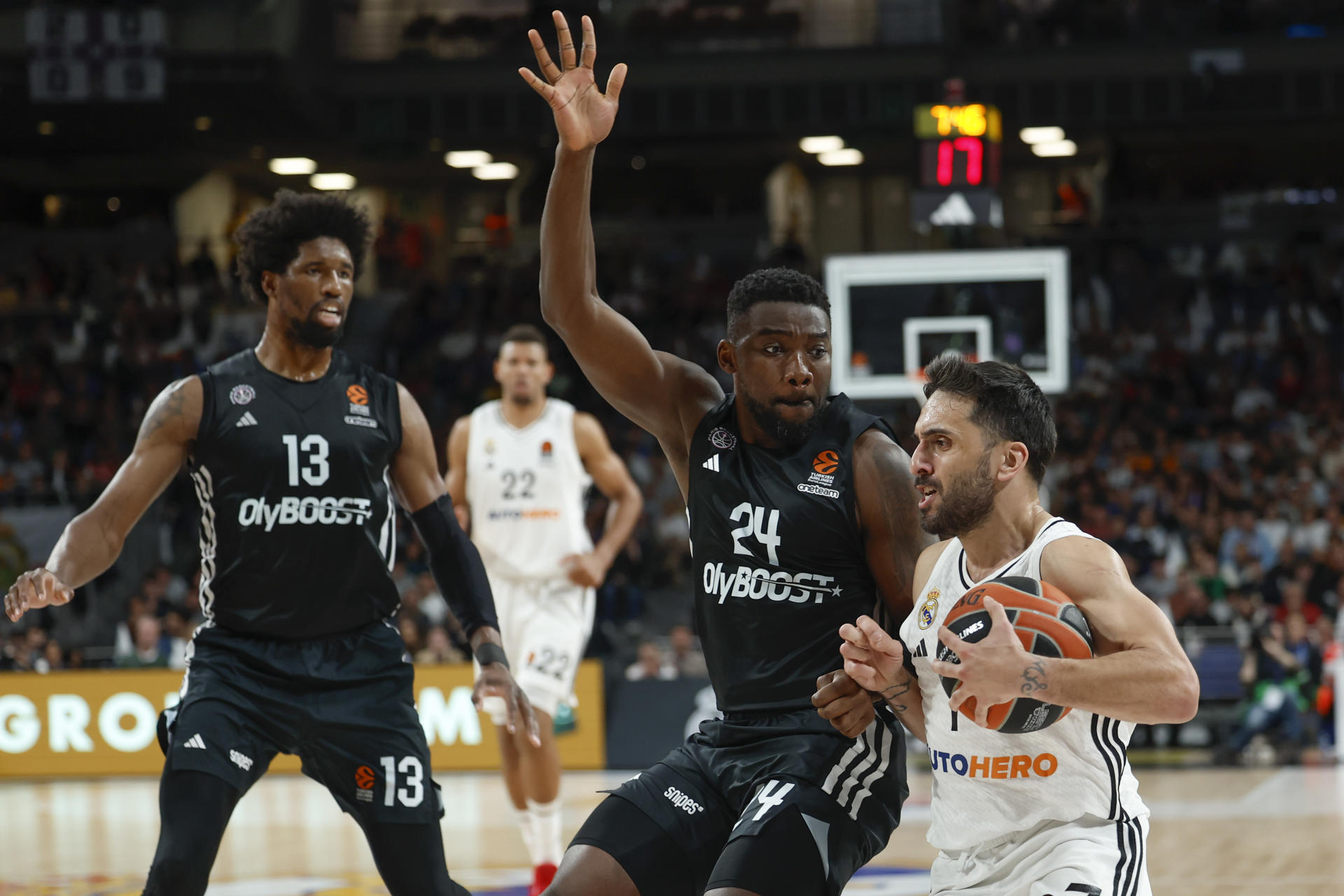 El base argentino del Real Madrid Facundo Campazzo (d) con el balón ante el escolta del Paris Basketball, Yakuba Ouattara, durante el partido del play in de la Euroliga entre el Real Madrid y el París Basketball, este martes en el Movistar Arena de Madrid. EFE/ Mariscal