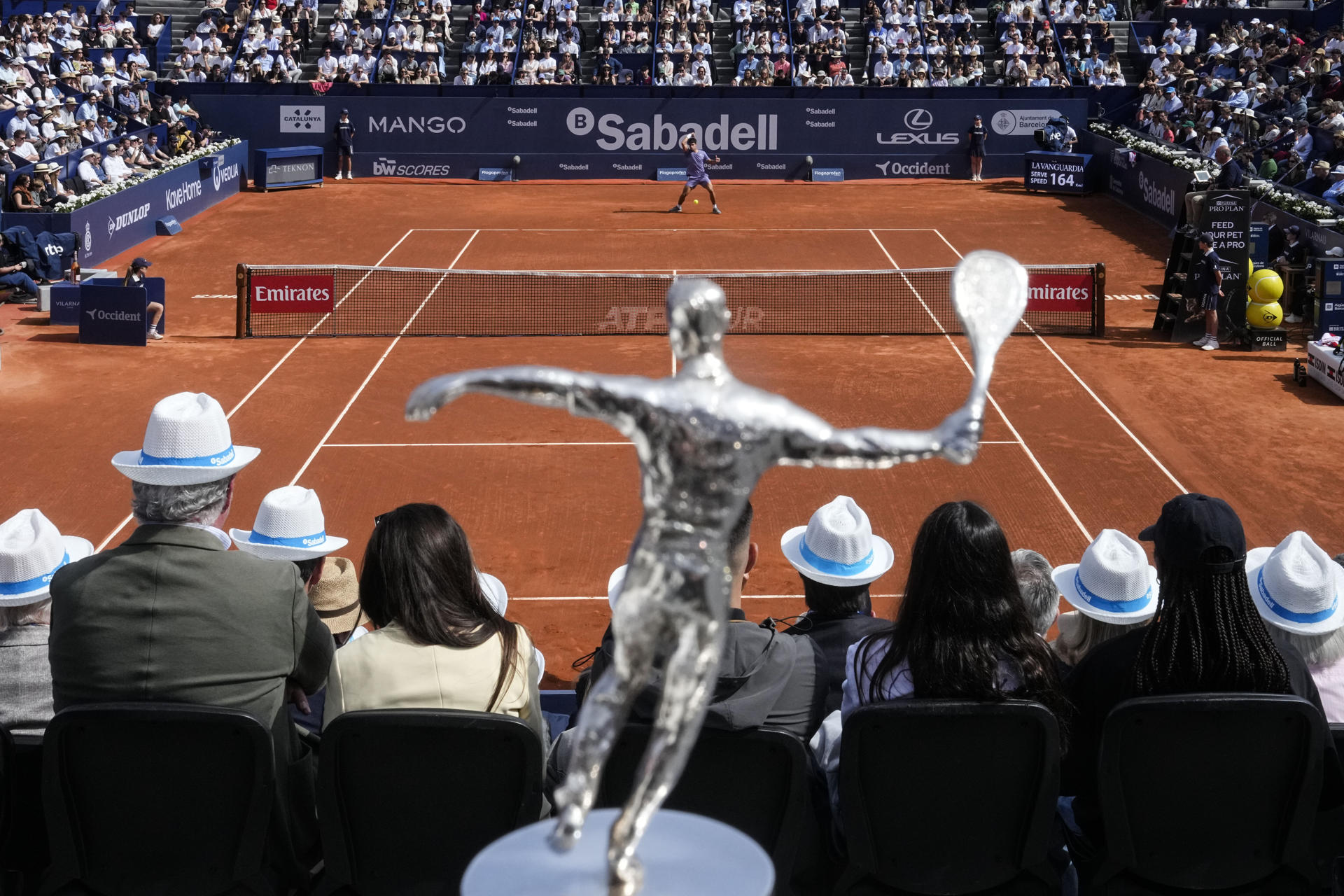El tenista español Carlos Alcaraz durante el partido de cuartos de final del Barcelona Open Banc Sabadell-Trofeo Conde de Godó disputado ante el australiano, Álex de Miñaur, este viernes en Barcelona. EFE/ Enric Fontcuberta