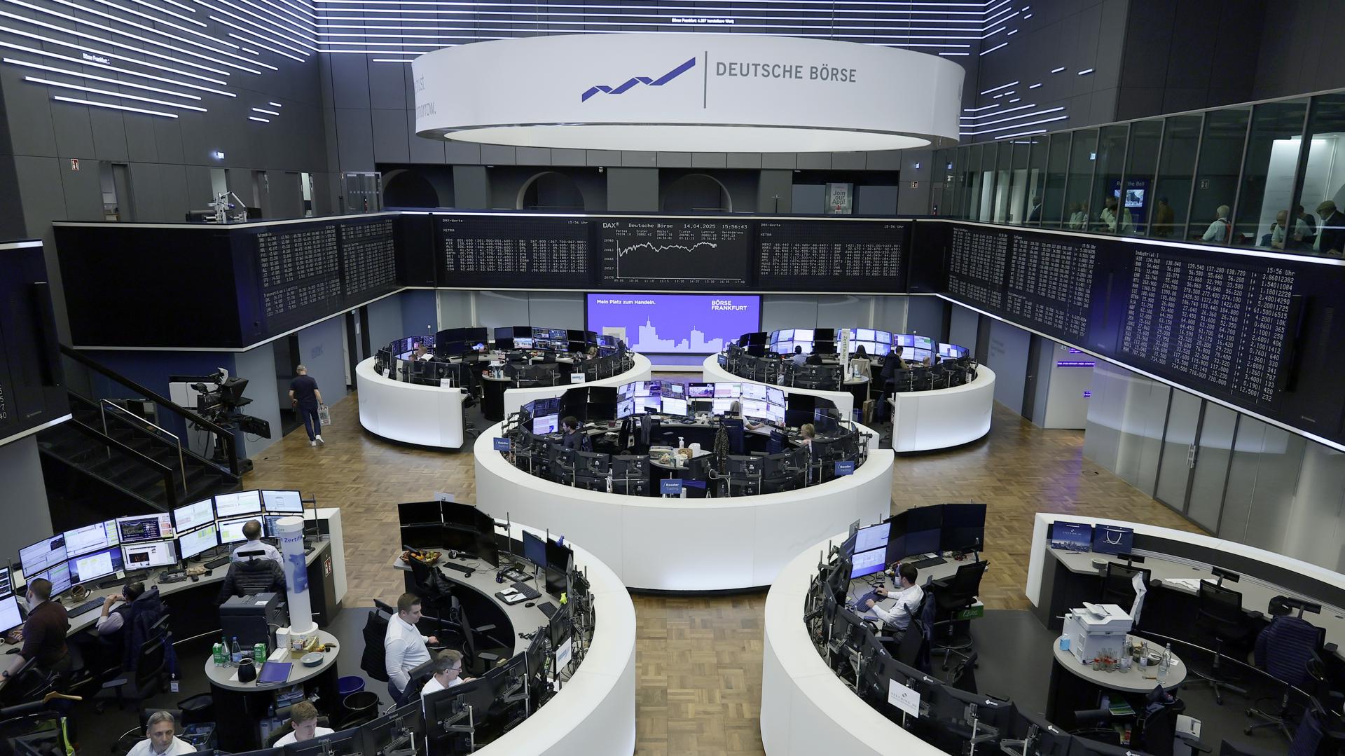 Vista del interior de la sede de la Bolsa de Fráncfort en Alemania. EFE/EPA/RONALD WITTEK