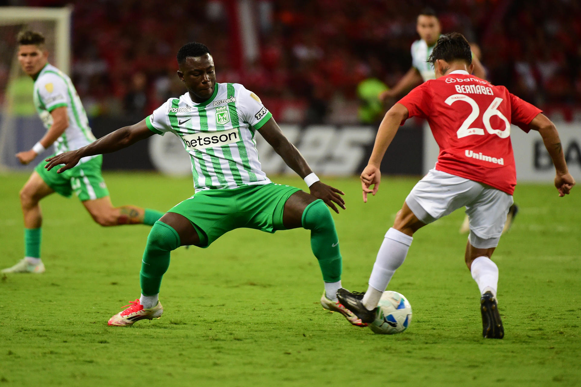 Alexandro Bernabei (d) de Internacional disputa el balón con Marino Hinestroza de Atlético Nacional en un partido de la fase de grupos de la Copa Libertadores. EFE/ Ricardo Rimoli