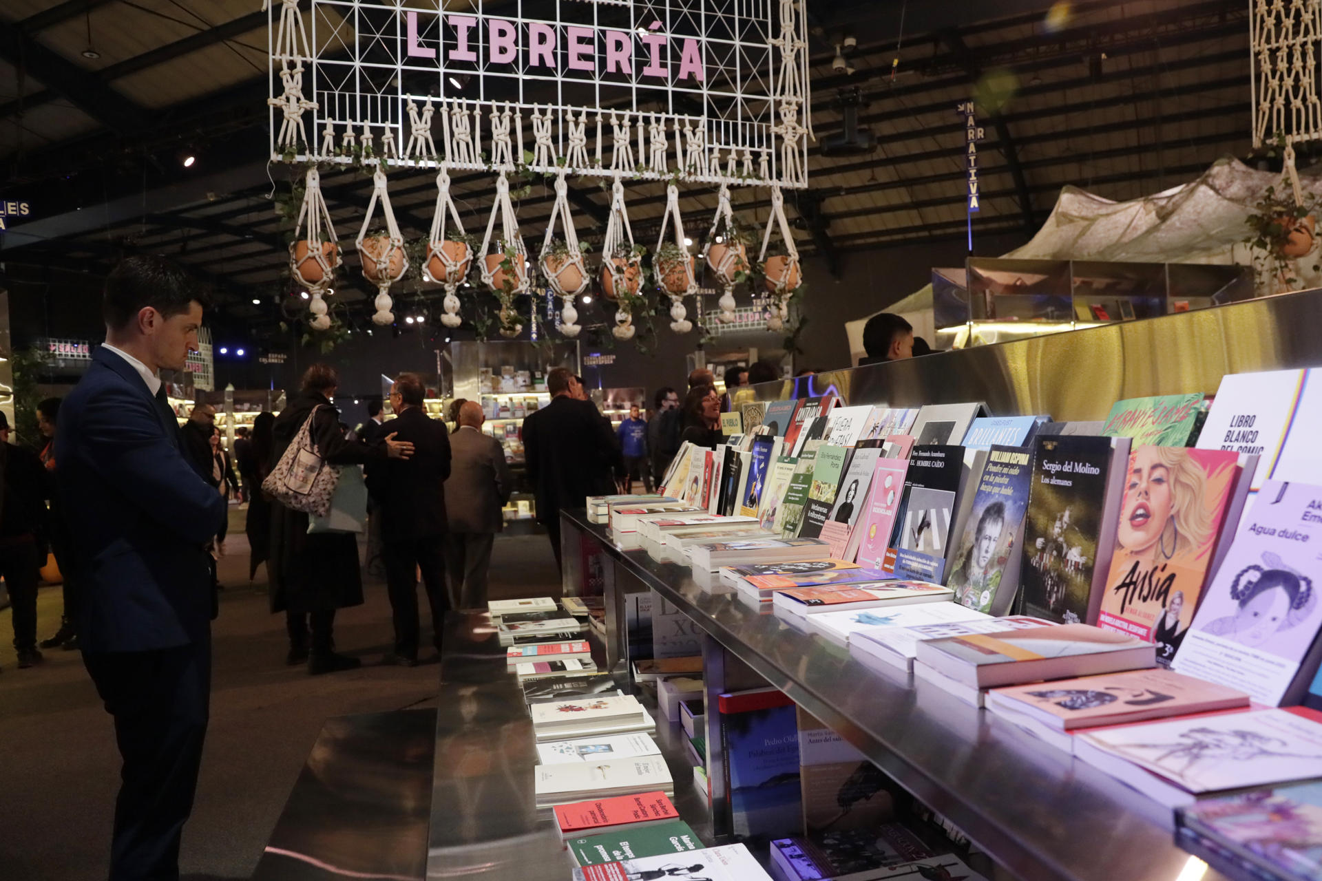 Fotografía del pabellón de España en la XXXVII Feria Internacional del Libro de Bogotá (FILBo 2025) este viernes, en el recinto ferial de Corferias en Bogotá (Colombia). EFE/ Carlos Ortega