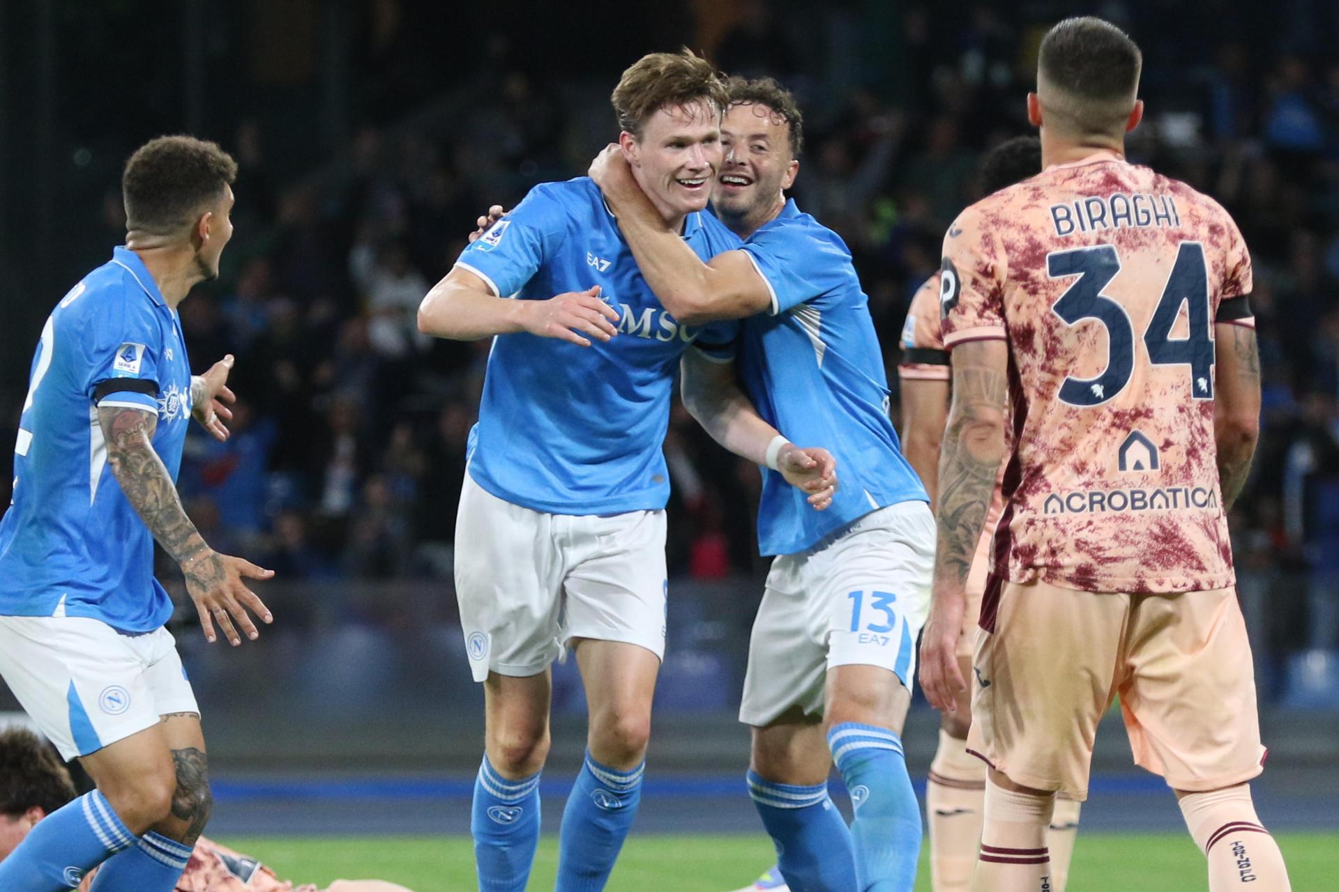 El jugador del Nápoles Scott McTominay (C) celebra el 2-0 durante el partido de la Serie A que han jugado SSC Napoli y FC Torino, en Nápoles, Italia. EFE/EPA/CESARE ABBATE