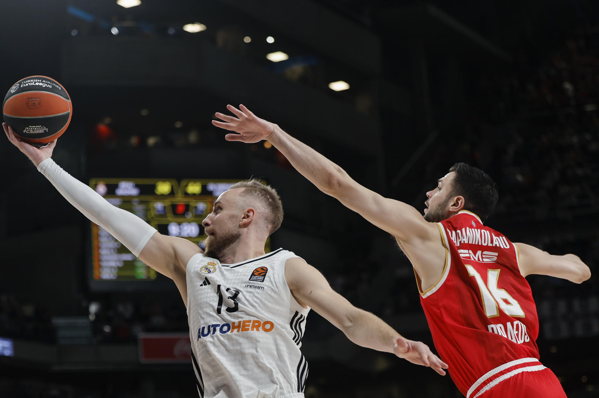 El alero bosnio del Real Madrid, Dzanan Musa (i), con el balón ante el ala pivot de Olympiacos, Kostas Papanikolau, durante el encuentro correspondiente al playoff de la Euroliga que disputaron Real Madrid y Olympiacos en el Movistar Arena, en Madrid. EFE / Sergio Pérez.