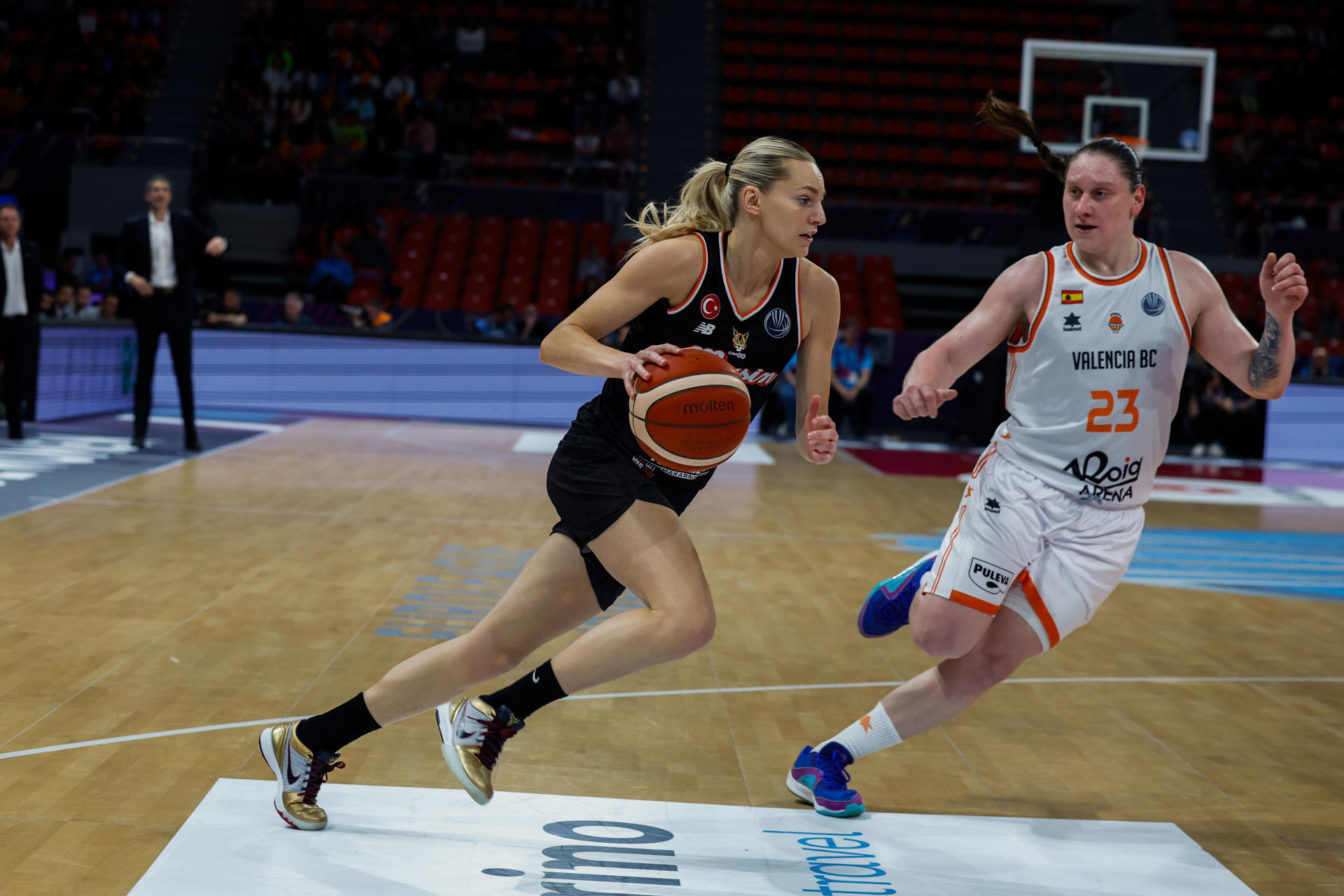 La alero ucraniana del Valencia Basket F Alina Iagupova (d) defiende ante el CBK Mersin F este viernes, durante el partido de semifinales de la Euroliga Femenina de baloncesto que Valencia Basket F - CBK Mersin F han disputado en Zaragoza. EFE/Javier Cebollada
