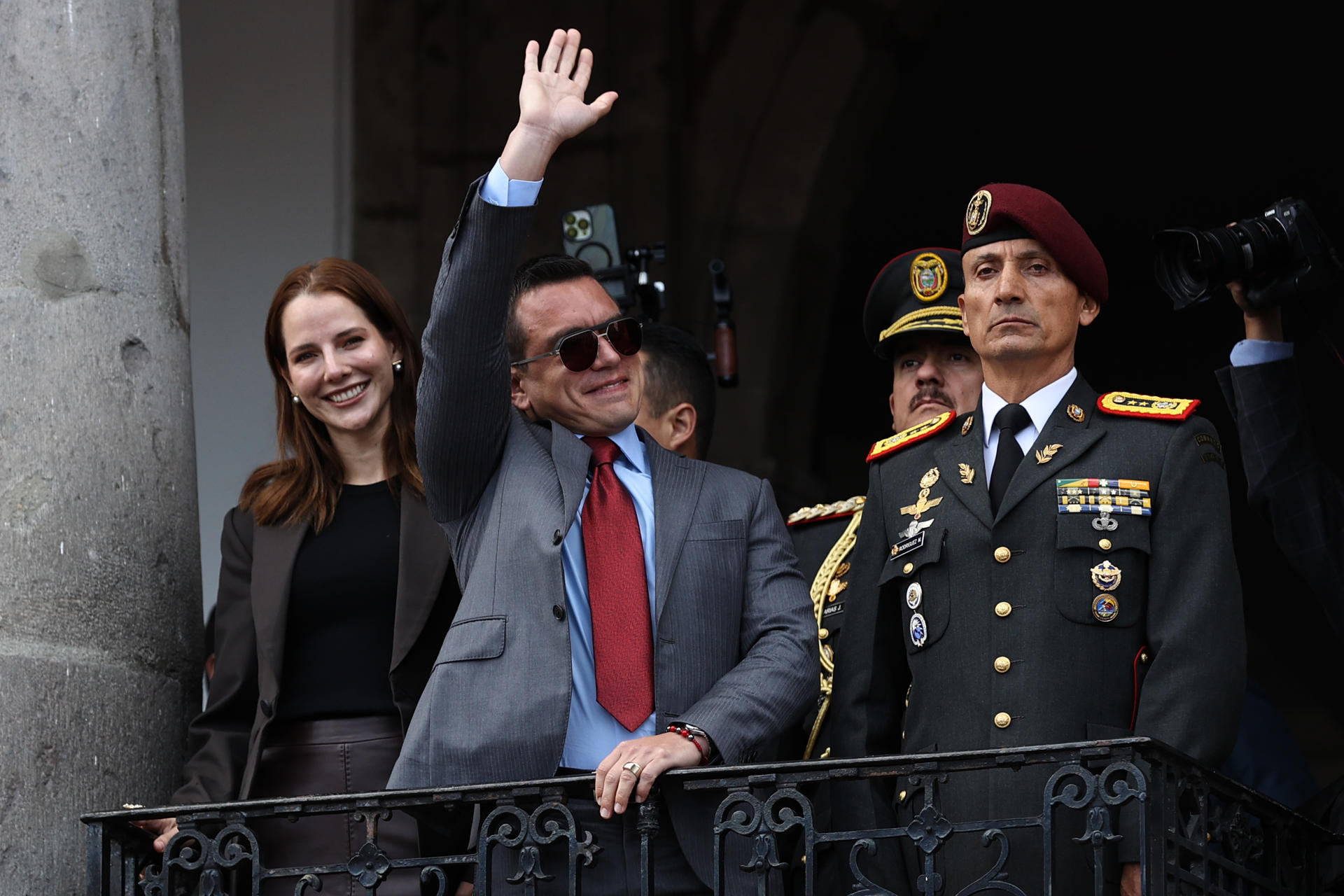 El presidente de Ecuador, Daniel Noboa (2i), y su esposa, Lavinia Valbonesi (i), al saludar a sus seguidores este martes, 15 de abril, desde un balcón del Palacio de Gobierno, durante el tradicional Cambio de Guardia Presidencial, en Quito (Ecuador). EFE/José Jácome
