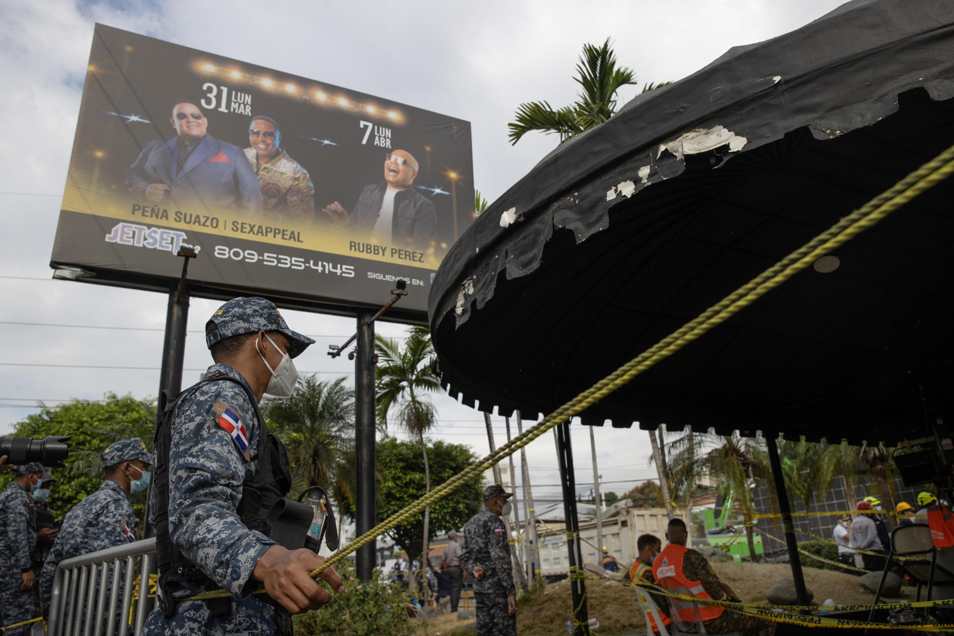Policías vigilan el acceso de Jet Set este 10 de abril de 2025, en Santo Domingo (República Dominicana). EFE/ Orlando Barría