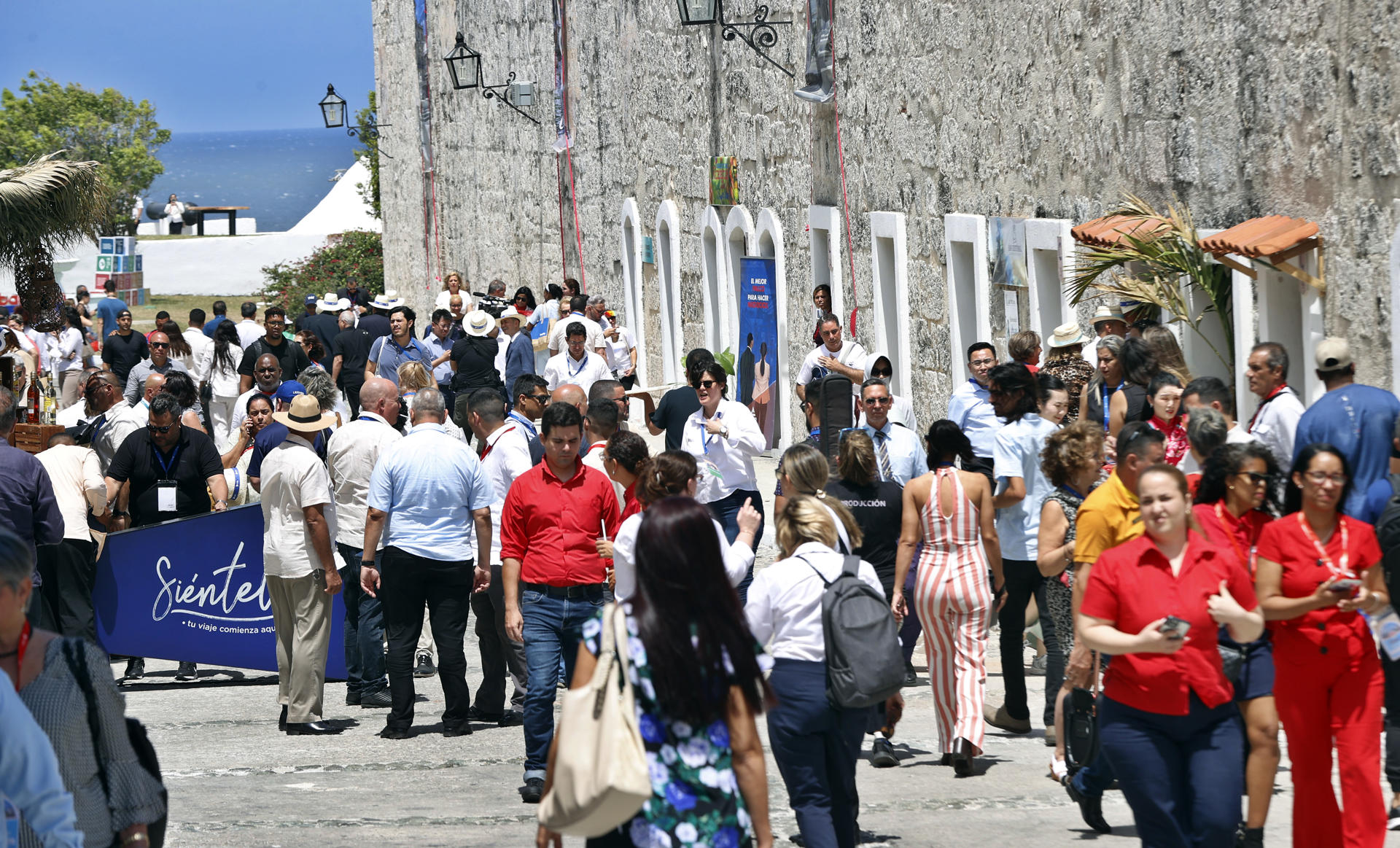Personas asisten a la feria internacional de turismo FITCuba este miércoles en La Habana (Cuba). EFE/Ernesto Mastrascusa