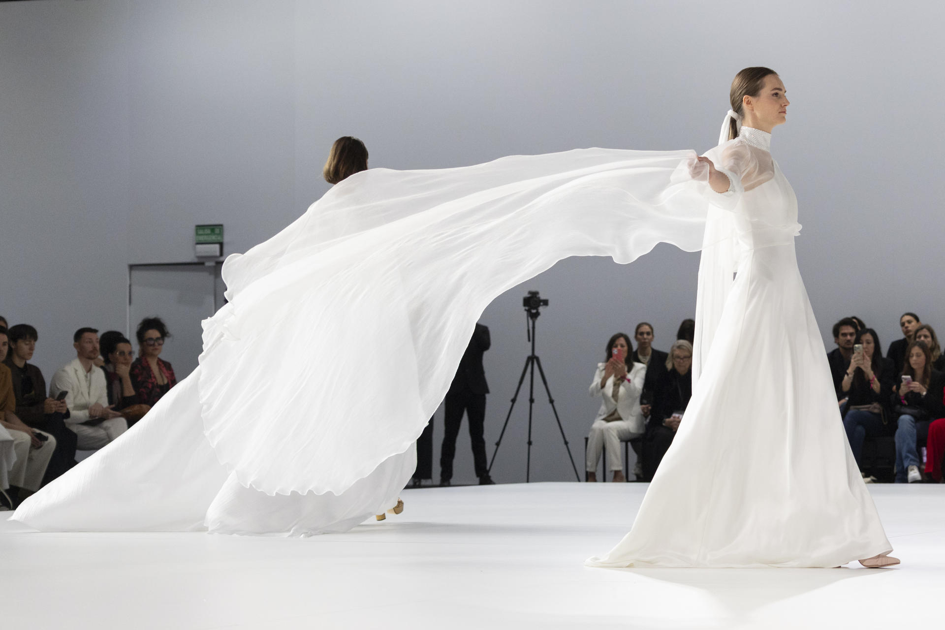 Desfile de la diseñadora Raquel López, este sábado, en el marco la pasarela de la Barcelona Bridal Fashion Week, donde cerca de 450 marcas intentarán vender sus colecciones de 2026. EFE/Marta Pérez