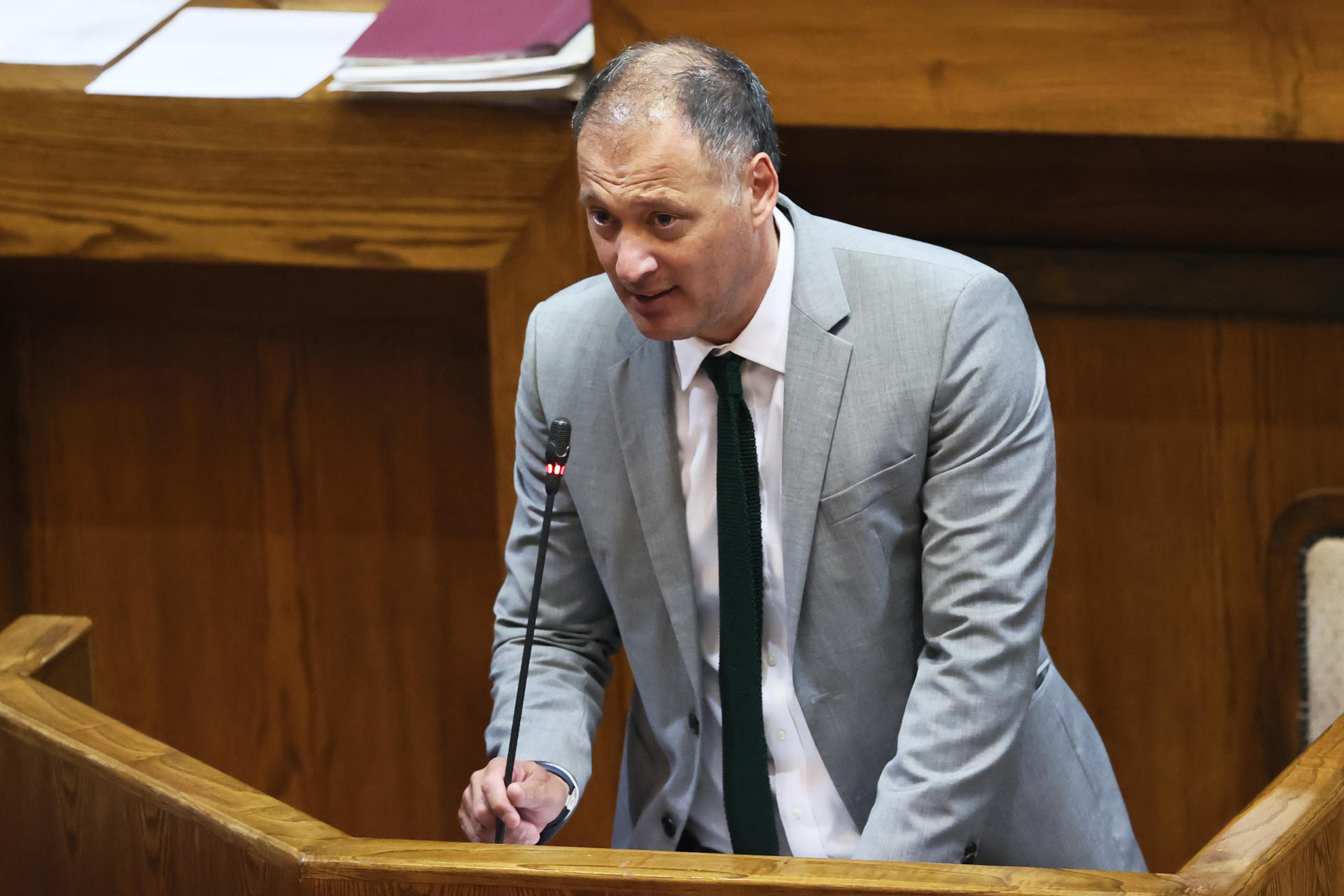 FotografÍa cedida por la Cámara de Diputados y Diputadas de Chile del nuevo presidente de la Cámara de diputados, José Miguel Castro, hablando este lunes, en la sede del Congreso Nacional, en Valparaíso (Chile). EFE/ Cámara de Diputados Y Diputadas de Chile /SOLO USO EDITORIAL/NO VENTAS/SOLO DISPONIBLE PARA ILUSTRAR LA NOTICIA QUE ACOMPAÑA (CRÉDITO OBLIGATORIO)