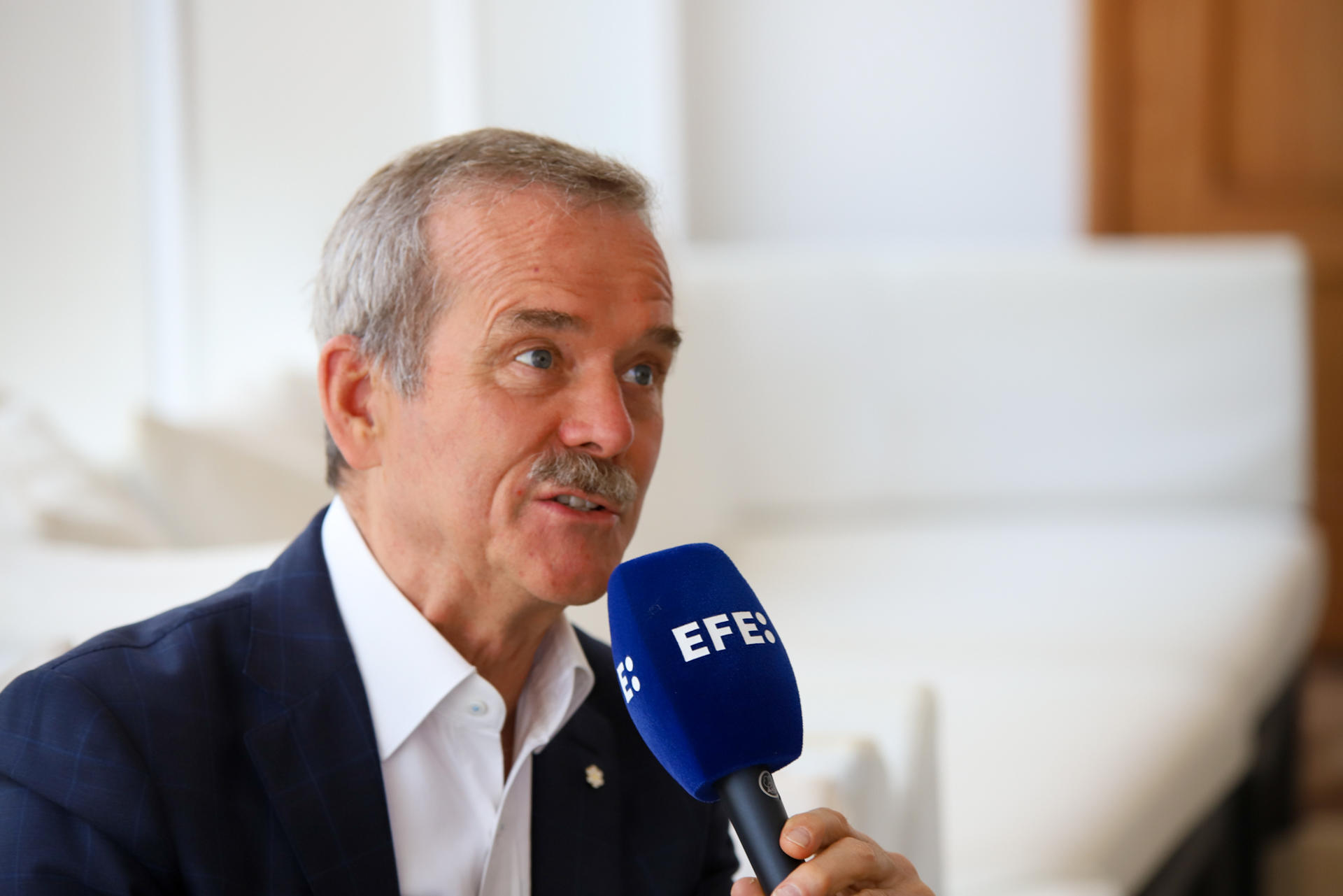 El excomandante de la Estación Espacial Internacional y primer canadiense en el espacio, Chris Hadfield, ha aseverado en una entrevista con EFE que la ciencia no tiene por qué elegir entre ir a la Luna o a Marte, pues una cosa vendrá detrás de la otra, pero ha indicado que aún es importante seguir explorando la órbita terrestre. EFE/Luis G. Morera