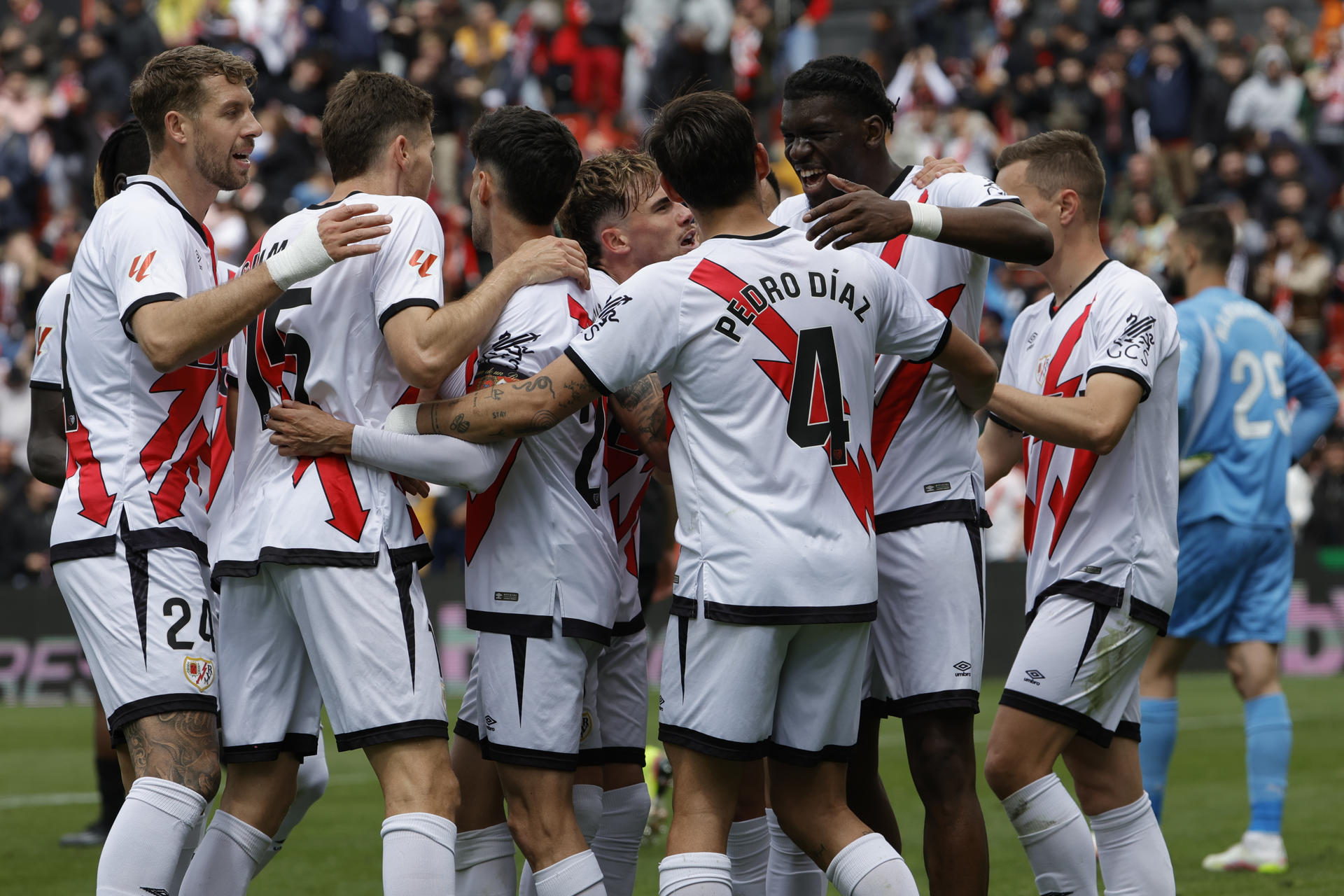 Los jugadores del Rayo Vallecano celebran el gol marcado por el defensa del Valencia CF César Tárrega en propia puerta durante el partido de la jornada 32 de LaLiga EA Sports disputado este sábado en el estadio de Vallecas. EFE/Zipi Aragón