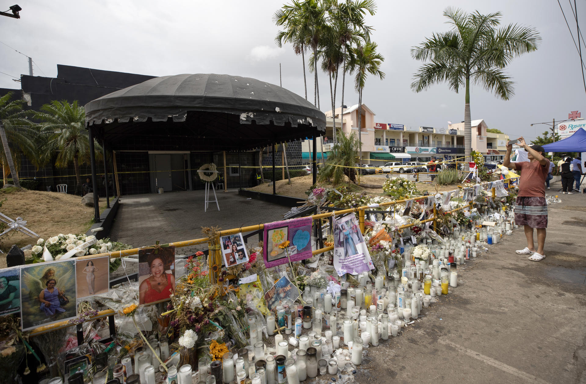 Vista general el pasado 15 de abril de las ofrendas a la entrada de la discoteca Jet Set, en la que, por el desplome del techo del establecimiento el pasado 8 de abril en la madrugada, más de 220 personas murieron, en Santo Domingo (República Dominicana). EFE/Orlando Barría