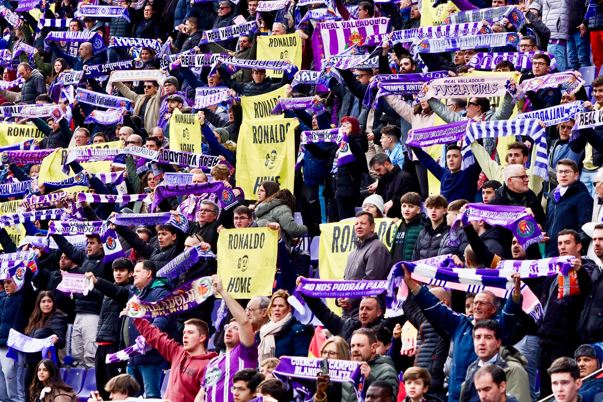 Los aficionados del Real Valladolid animan a su equipo y piden la diminisión de su presidente Ronaldo Nazario durante el partido de Primera División ante el Celta de Vigo disputado en marzo en el estadio José Zorrilla. EFE/R.García