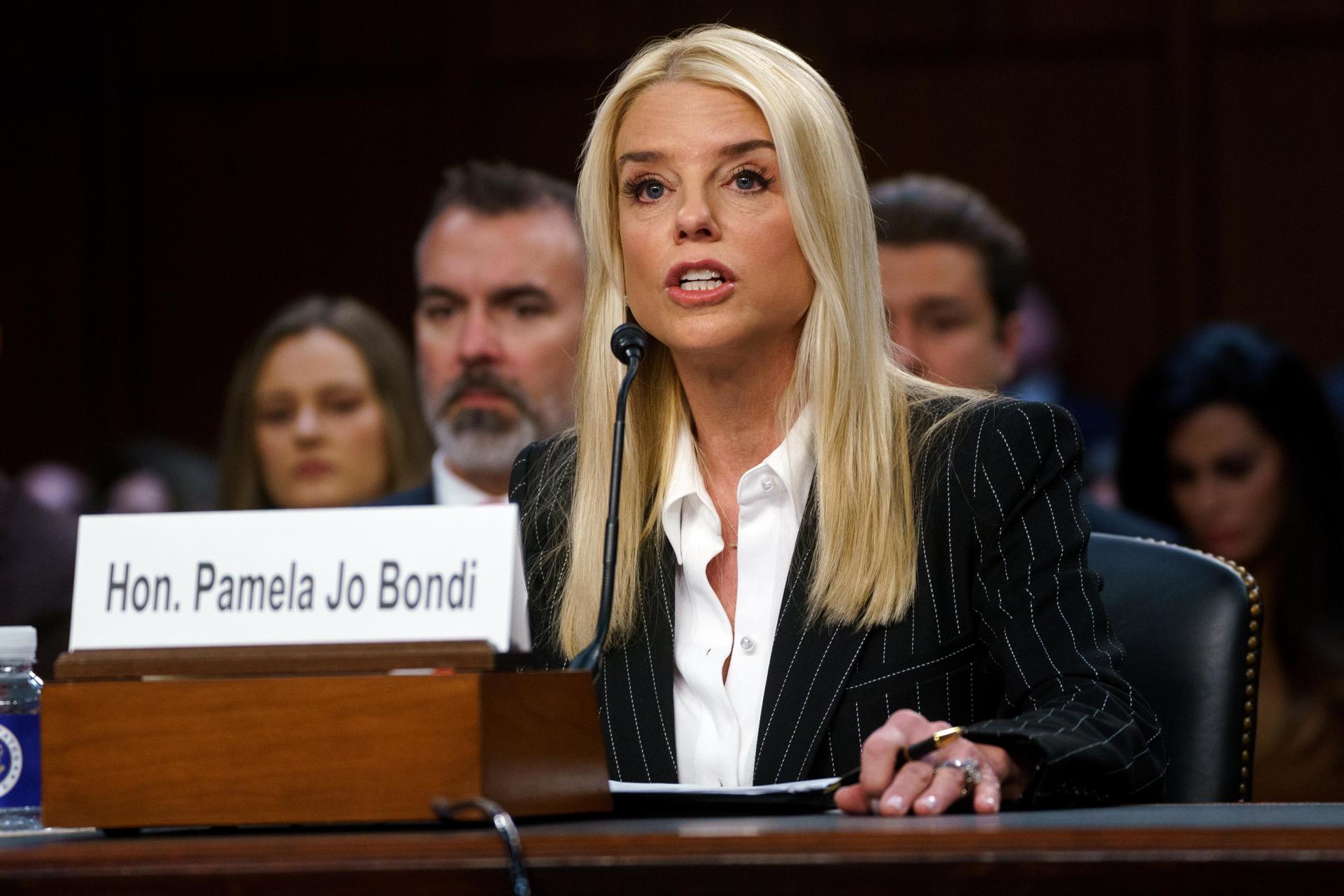 Fotografía de archivo en la que aparece la fiscal general de Estados Unidos, Pam Bondi, durante una comparecencia ante el Senado, en Washington DC (EE.UU.). EFE/Will Olíver
