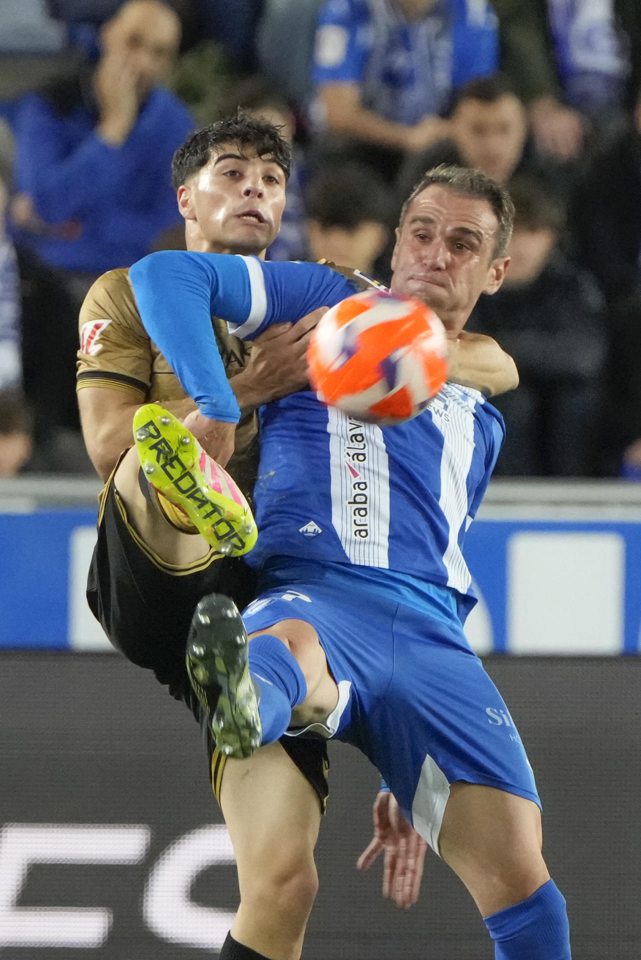 El delantero del Alavés Kike García (d) lucha el balón con Jon Martín, de la Real Sociedad, durante el partido de la jornada 33 de LaLiga que Deportivo Alavés y Real Sociedad disputan hoy miércoles en Mendizorroza. EFE/ Adrián Ruiz Hierro