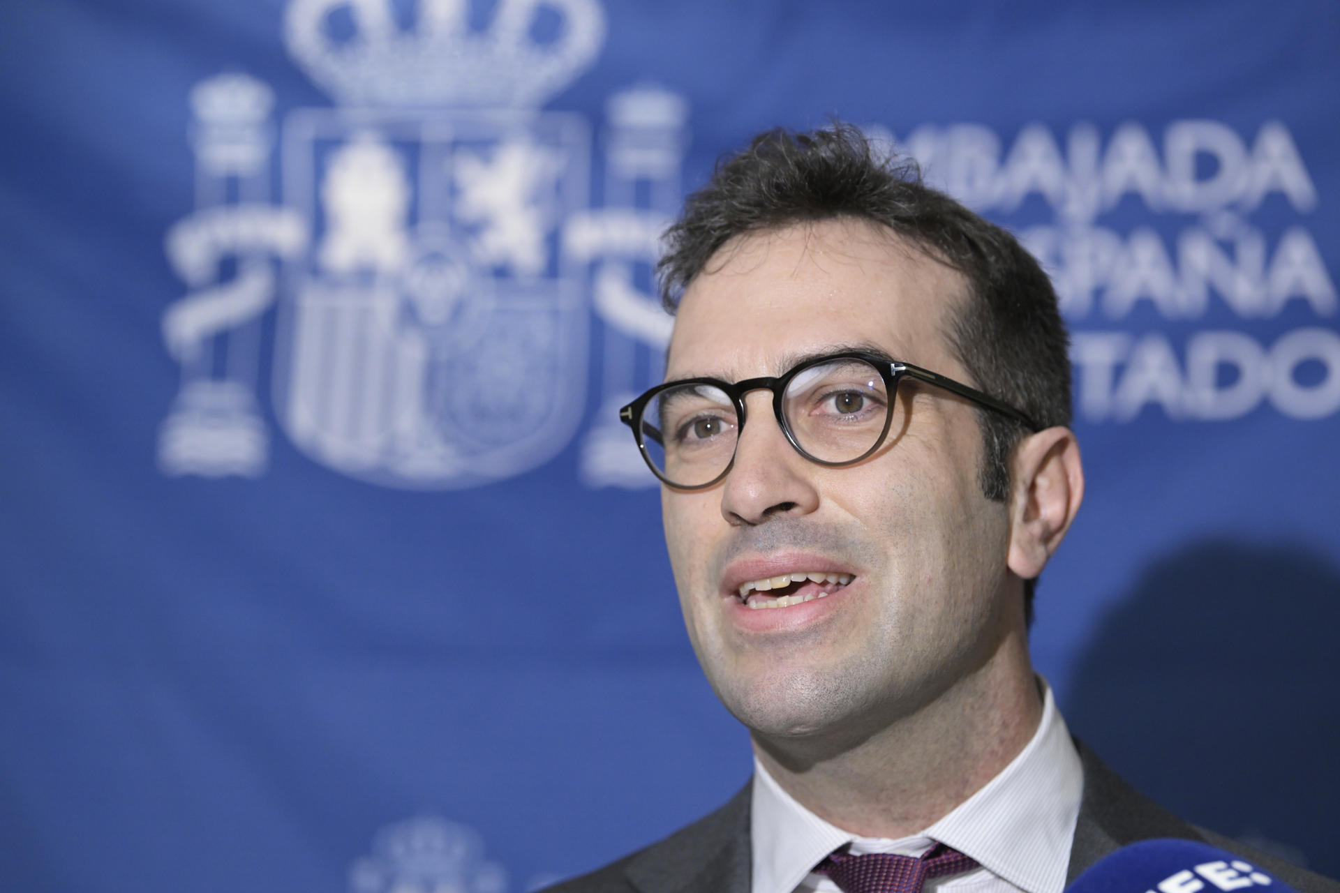 El ministro de Economía, Comercio y Empresa de España, Carlos Cuerpo, habla con los corresponsales españoles ele miércoles  en la sede de la embajada de España en Washington. EFE/Lenin Nolly