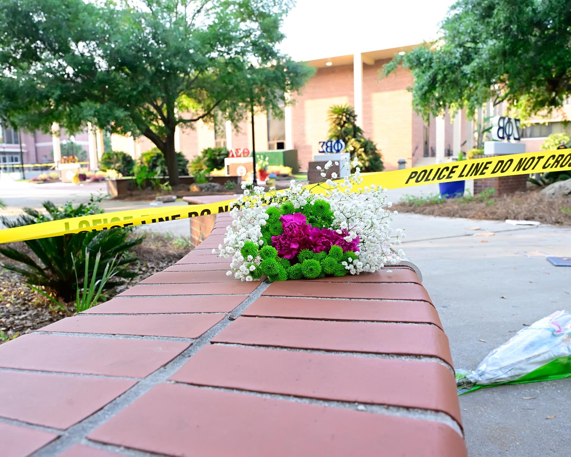 Detalle de un ramo de flores dejado en la escena del crimen, después de un tiroteo este jueves, 17 de abril, en el que han muerto dos personas y otras siete resultaron heridas, en la Universidad Estatal de Florida, en Tallahassee (FL, EE.UU.). EFE/Don Hayes