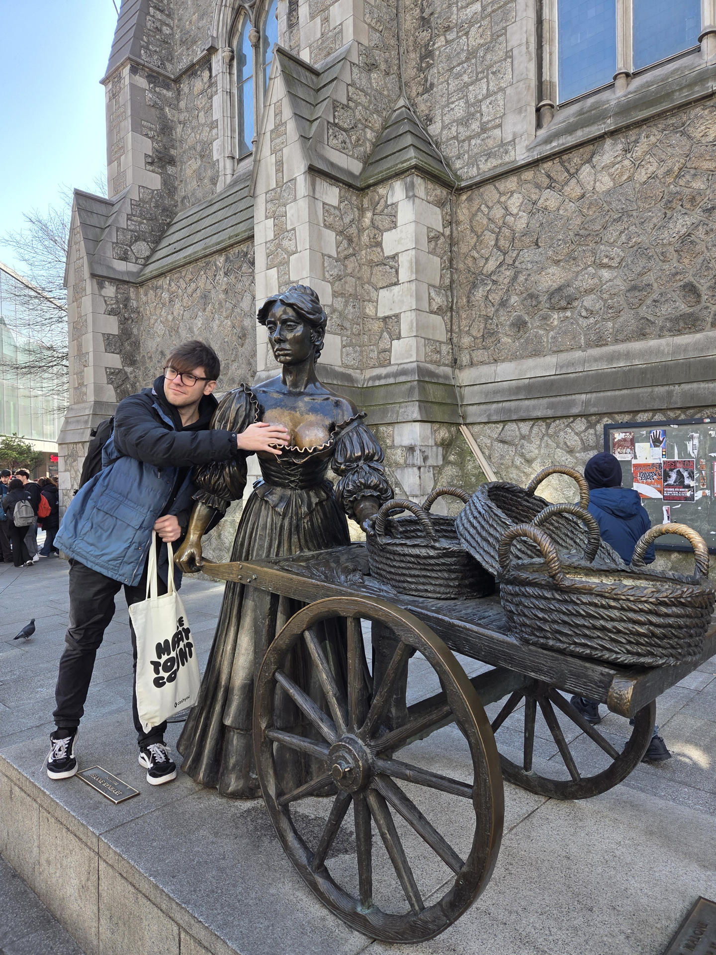 DUBLÍN, 13/04/2025.- El Ayuntamiento de Dublín colocará vigilantes junto a la famosa estatua de Molly Malone para evitar que los turistas le toquen los pechos, un gesto que dicen que trae buena suerte pero que está dañando el monumento y algunas personas califican asimismo de ofensivo. Manosear a la querida vendedora de marisco dublinesa, inmortalizada por el folclore popular, se ha convertido en los últimos años en un ritual para gran parte de los que posan ante ella cada día, ya sean hombres, mujeres o, incluso, niños. EFE/ Javier Aja
