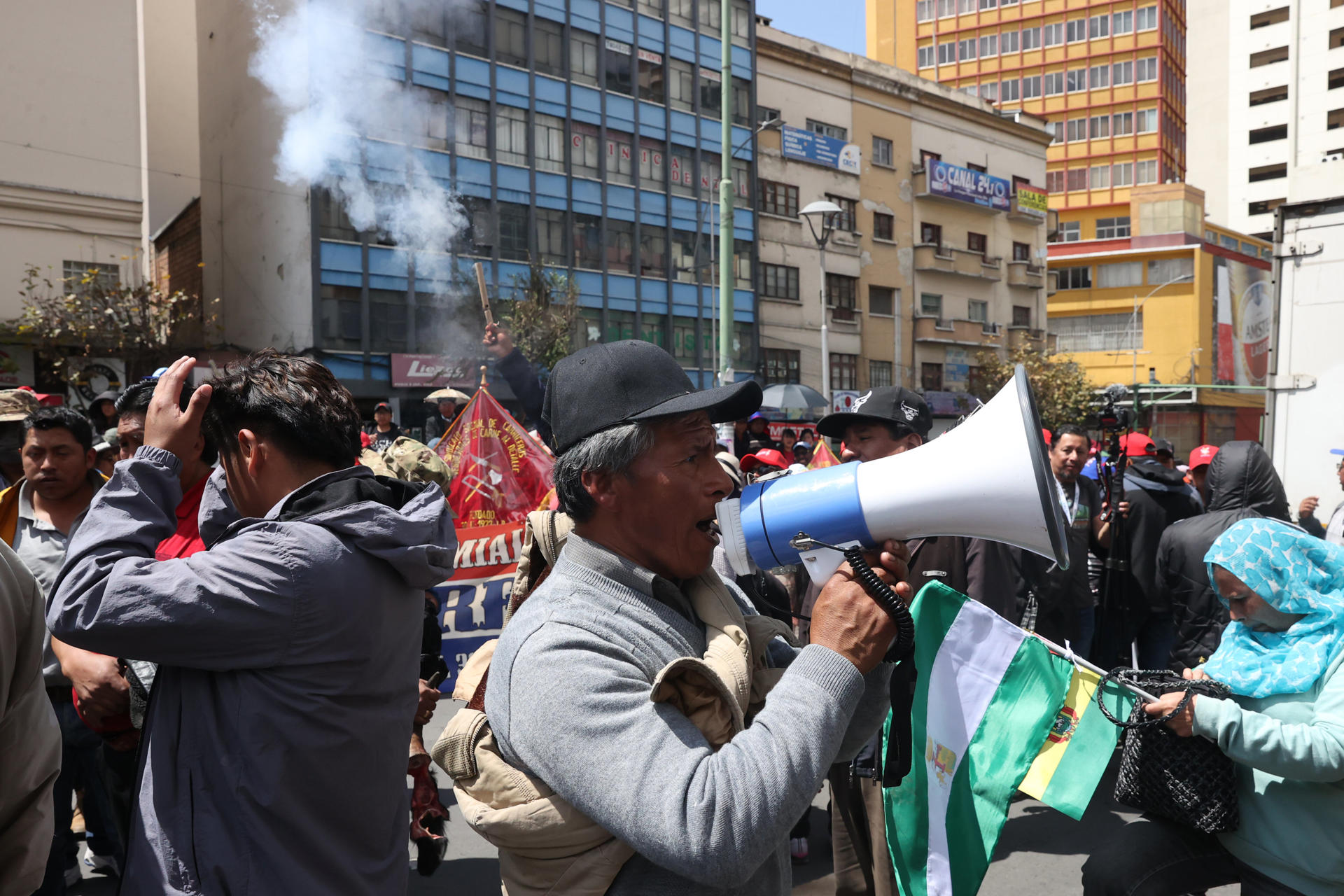 Un hombre protesta este jueves, en La Paz (Bolivia). EFE/ Luis Gandarillas