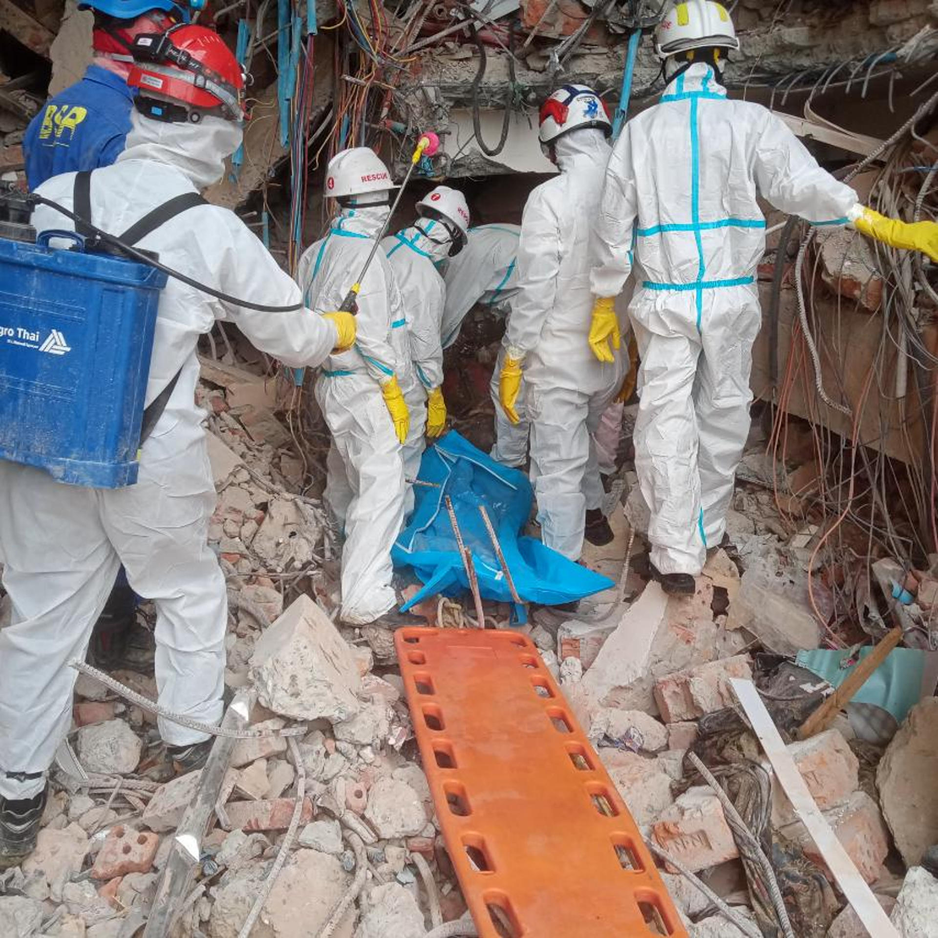 Fotografía de archivo, tomada el 07/04/2025, que muestra a equipos de bomberos recuperando varios cadáveres de entre escombros de un popular hotel de la ciudad de Mandalay, una de las más afectadas por el terremoto de magnitud 7,7 que azotó el 28 de marzo a la región centro-norte de Birmania. EFE/ Departamento De Bomberos De Birmania SOLO USO EDITORIAL/SOLO DISPONIBLE PARA ILUSTRAR LA NOTICIA QUE ACOMPAÑA (CRÉDITO OBLIGATORIO)