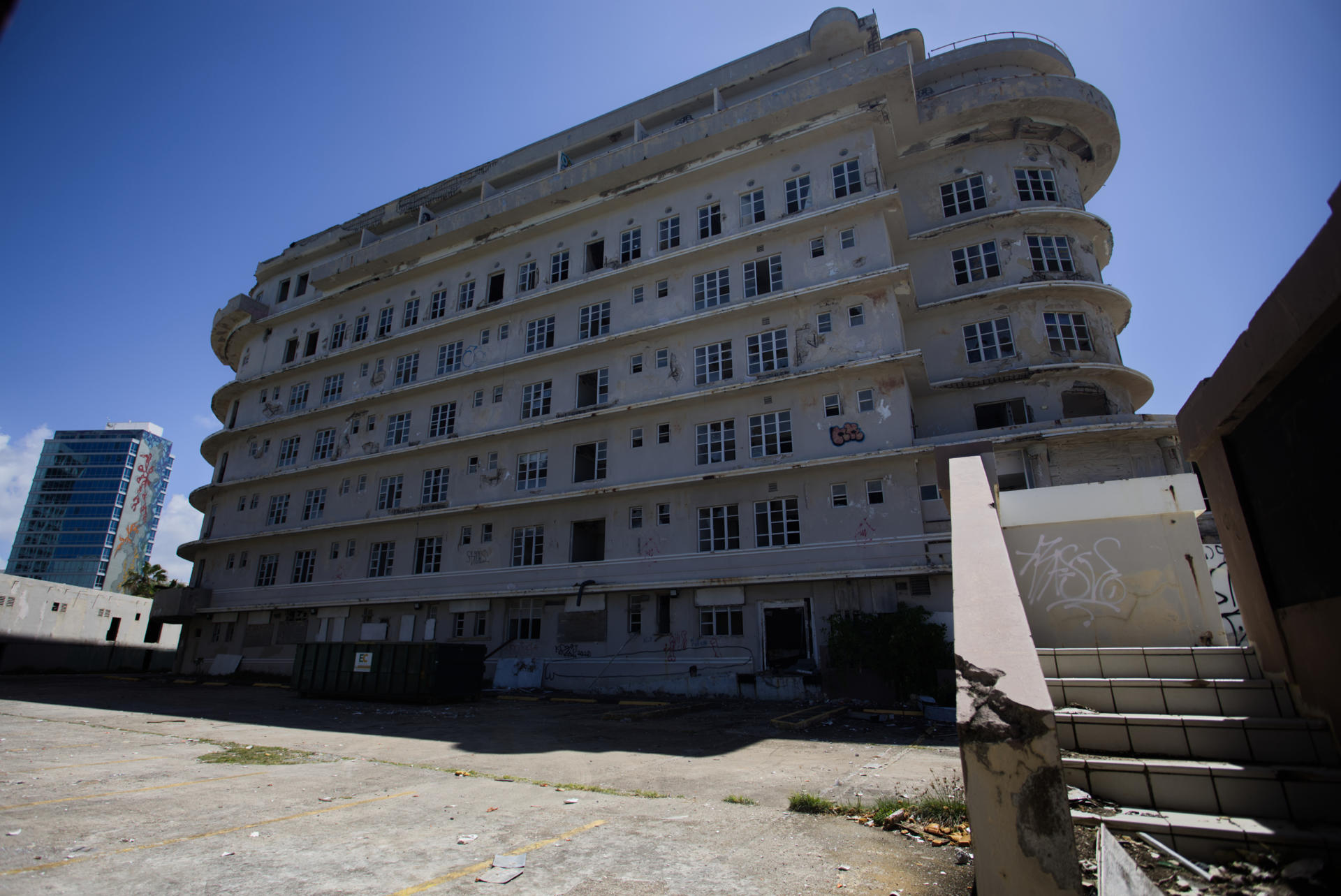 Fotografía del 22 de abril de 2025 donde se observa el edificio del Hotel Normandie en el balneario del Escambrón en San Juan (Puerto Rico). EFE/ Thais Llorca