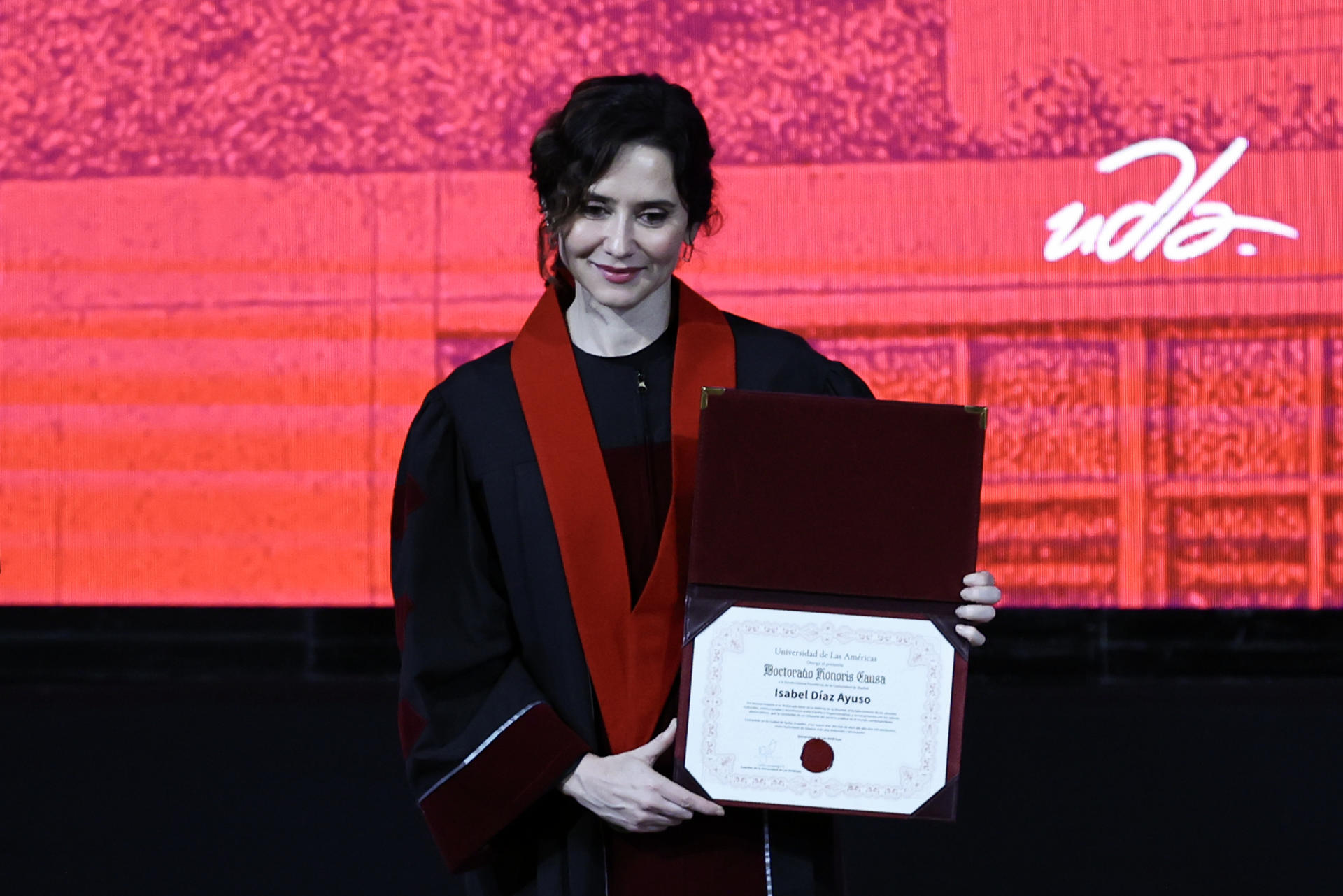 La presidenta de la Comunidad de Madrid, Isabel Díaz Ayuso, posa este miércoles, en la Universidad de las Américas (UDLA) en Quito (Ecuador). Ayuso es investida doctora honoris causa por la Universidad de las Américas (UDLA), de Ecuador, que previamente ya ha concedido el mismo reconocimiento al expresidente del Gobierno de España José María Aznar y al líder antichavista venezolano Edmundo González Urrutia. EFE/ José Jacome