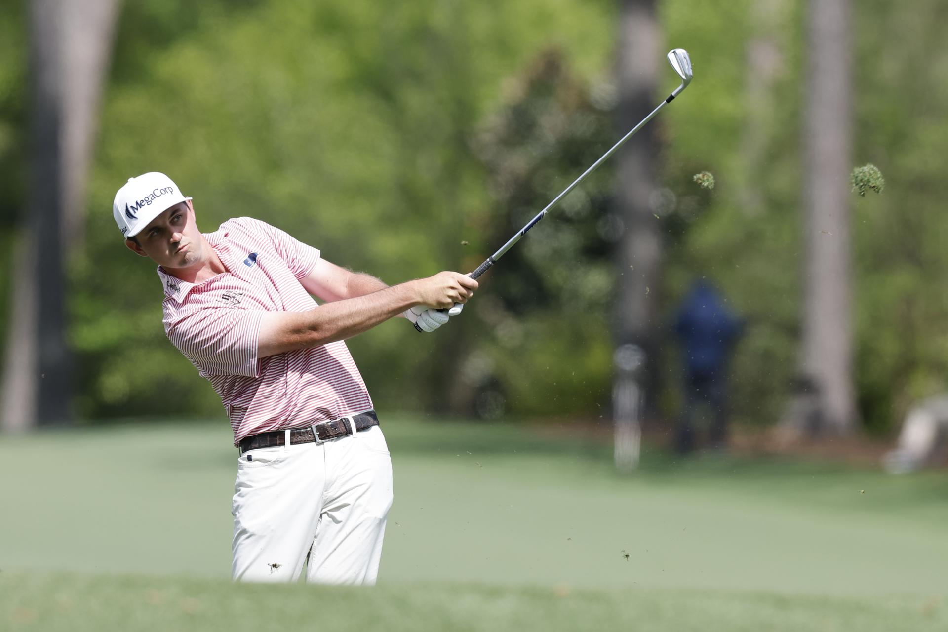 El estadounidense J.T. Poston en acción durante la segunda ronda del Torneo Masters de Augusta. EFE/EPA/ERIK S. LESSER