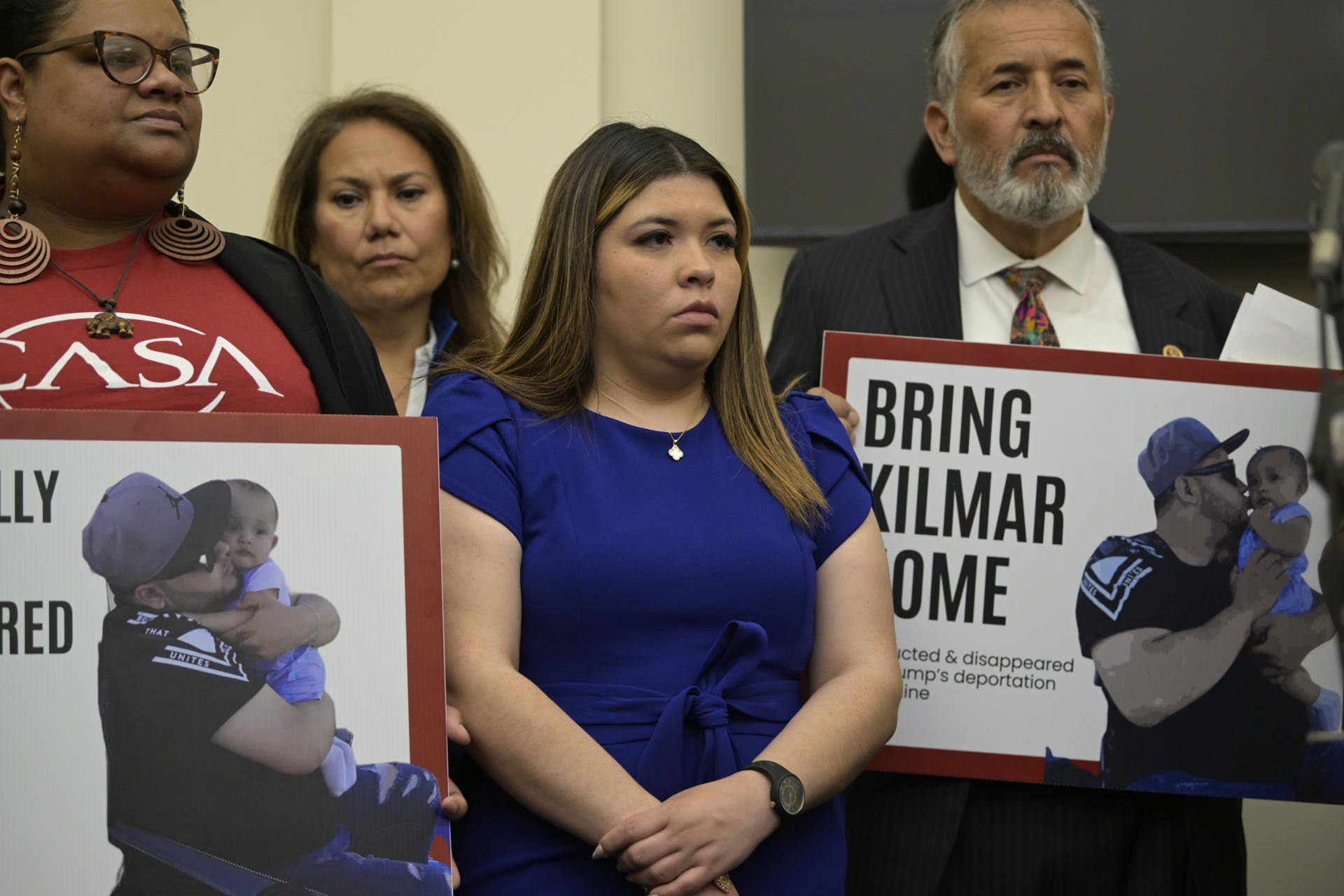 Jennifer Vásquez (c), la esposa de Kilmer Ábrego García -el migrante salvadoreño enviado por error a la cárcel de máxima seguridad de El Salvador por la Administración de Donald Trump-, asiste a una rueda de prensa este miércoles, 9 de abril, en Washington DC (EE.UU.). EFE/Lenin Nolly