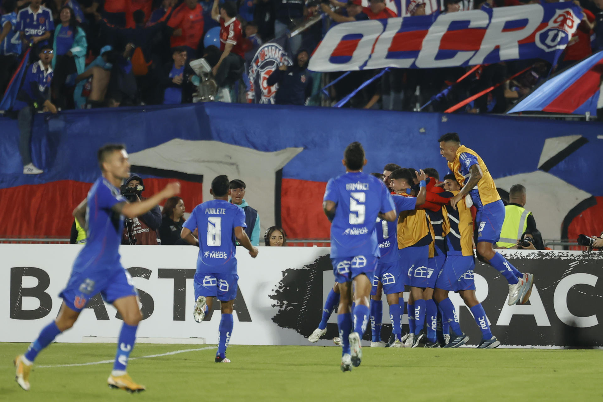 Jugadores de Universidad celebran un gol en un partido de la fase de grupos de la Copa Libertadores. EFE/ Elvis González