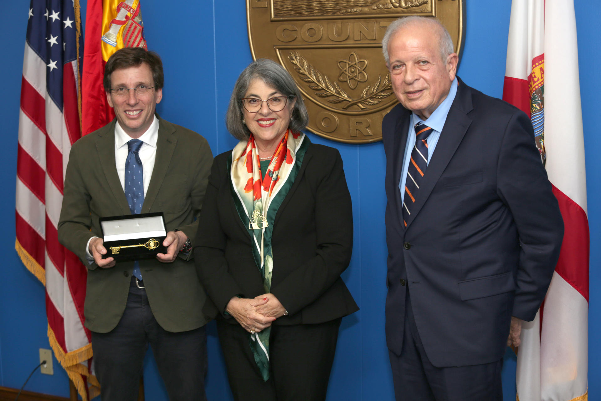 El alcalde de Madrid, José Luis Martínez-Almeida (i); la alcaldesa del Condado de Miami-Dade, Daniella Levine Cava, y el exalcalde de Miami, Tomás Regalado, posan este martes en la sede del Condado en Miami (Estados Unidos). EFE/ Marlon Pacheco