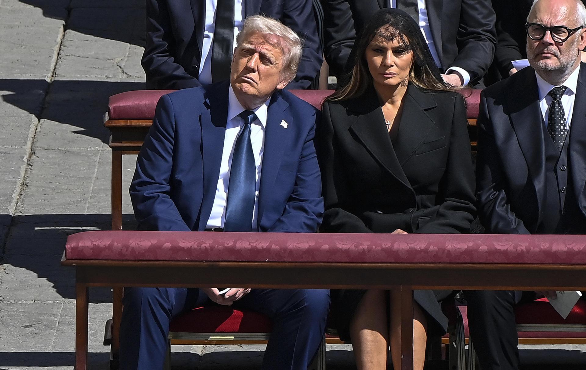 El presidente de EE.UU., Donald Trump, junto a su esposa, Melania, asisten a la misa funeral del papa Francisco en la Plaza de San Pedro en la Ciudad del Vaticano. EFE/RICCARDO ANTIMIANI