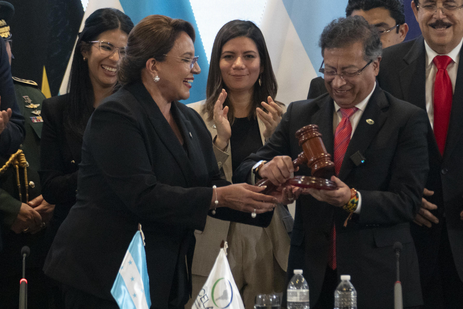 La presidenta de Honduras, Xiomara Castro (i), entrega a su homólogo colombiano, Gustavo Petro, el testigo de la presidencia pro témpore de la Comunidad de Estados Latinoamericanos y Caribeños (Celac) este miércoles, en Tegucigalpa (Honduras). EFE/ STR