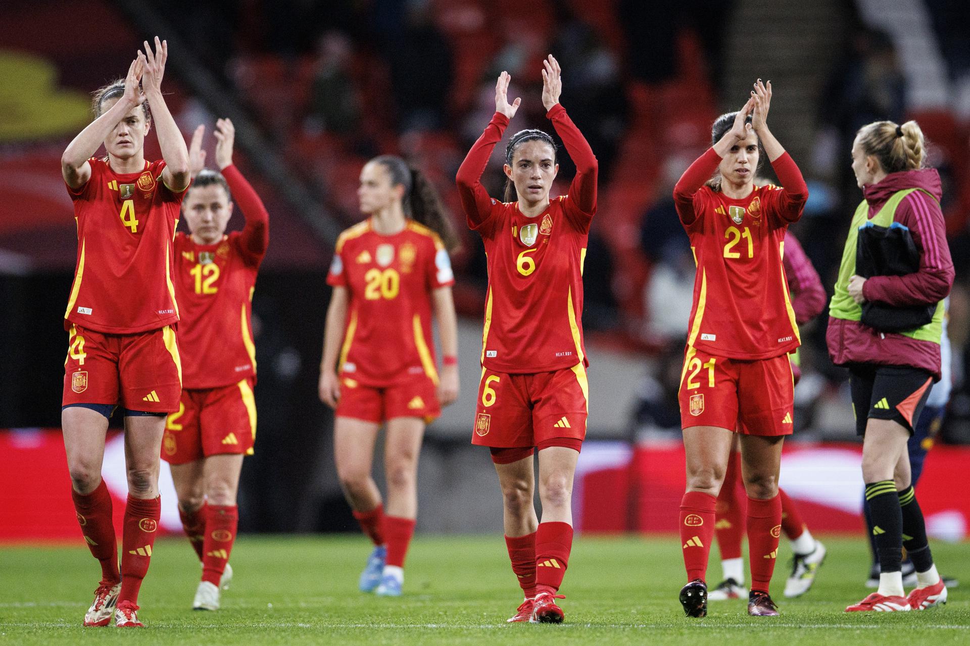 Las jugadoras tras el partido de Liga de Naciones ante Inglaterra. EFE/TOLGA AKMEN