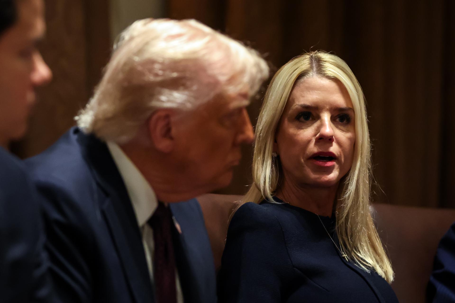 El presidente de EE.UU., Donald Trump, y la fiscal general estadounidense, Pam Bondi, en una foto de archivo. EFE/EPA/Samuel Corum/ POOL