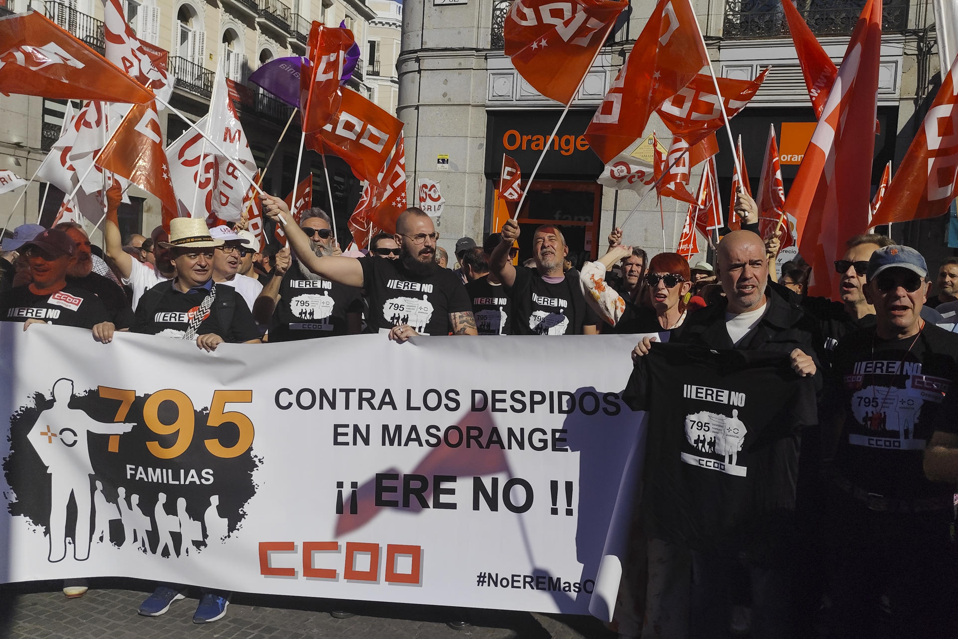 Imagen de archivo de una manifestación que CCOO y USO convocaron en protesta, frente a la tienda de MasOrange en Madrid, contra el ERE que se está negociando. EFE/ Sara Muñoz