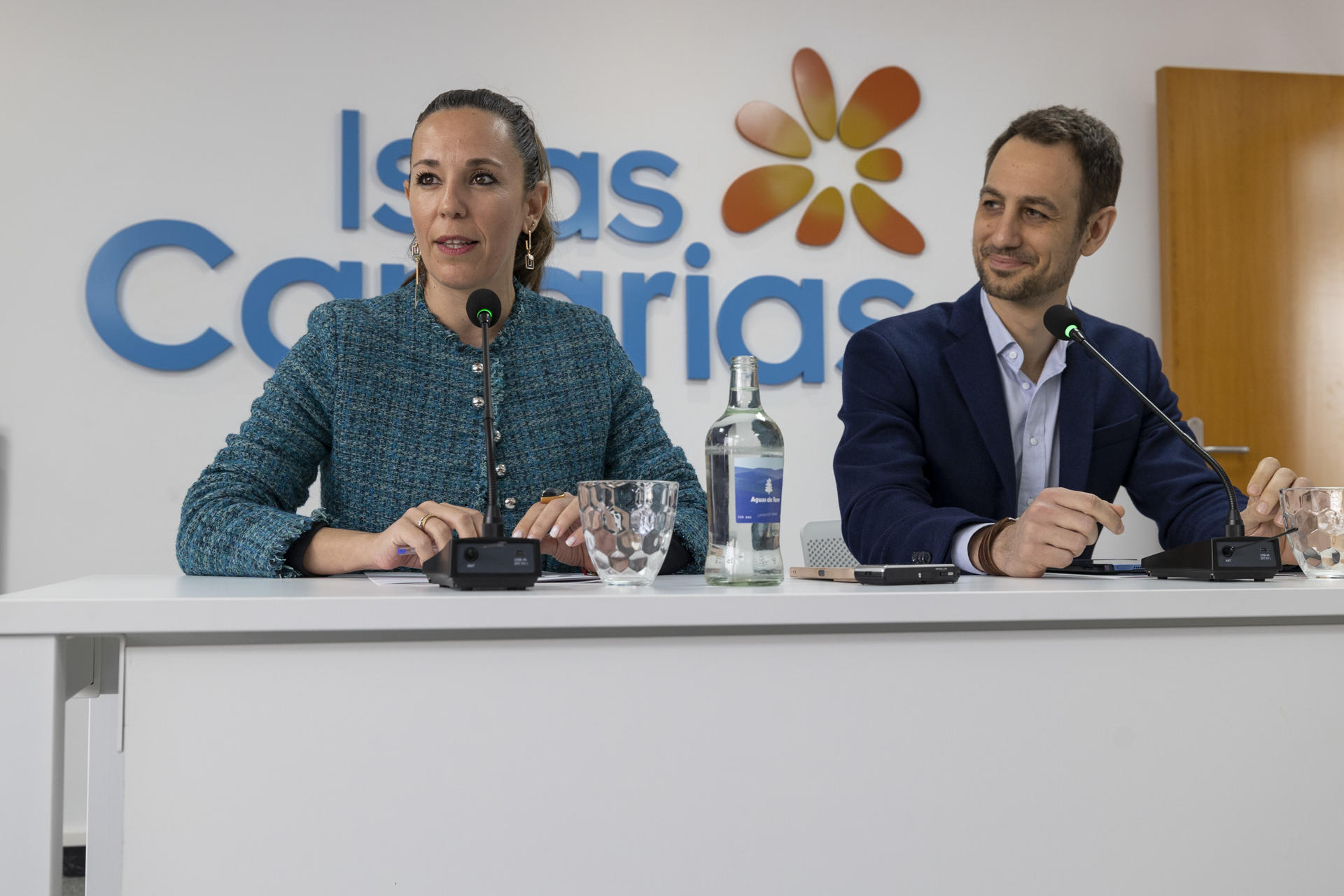 LAS PALMAS DE GRAN CANARIA (ESPAÑA), 04/04/2025.- La consejera de Turismo del Gobierno de Canarias, Jéssica de León (i), y el director general de Airbnb Marketing Services, Jaime Rodríguez (d). EFE/Quique Curbelo