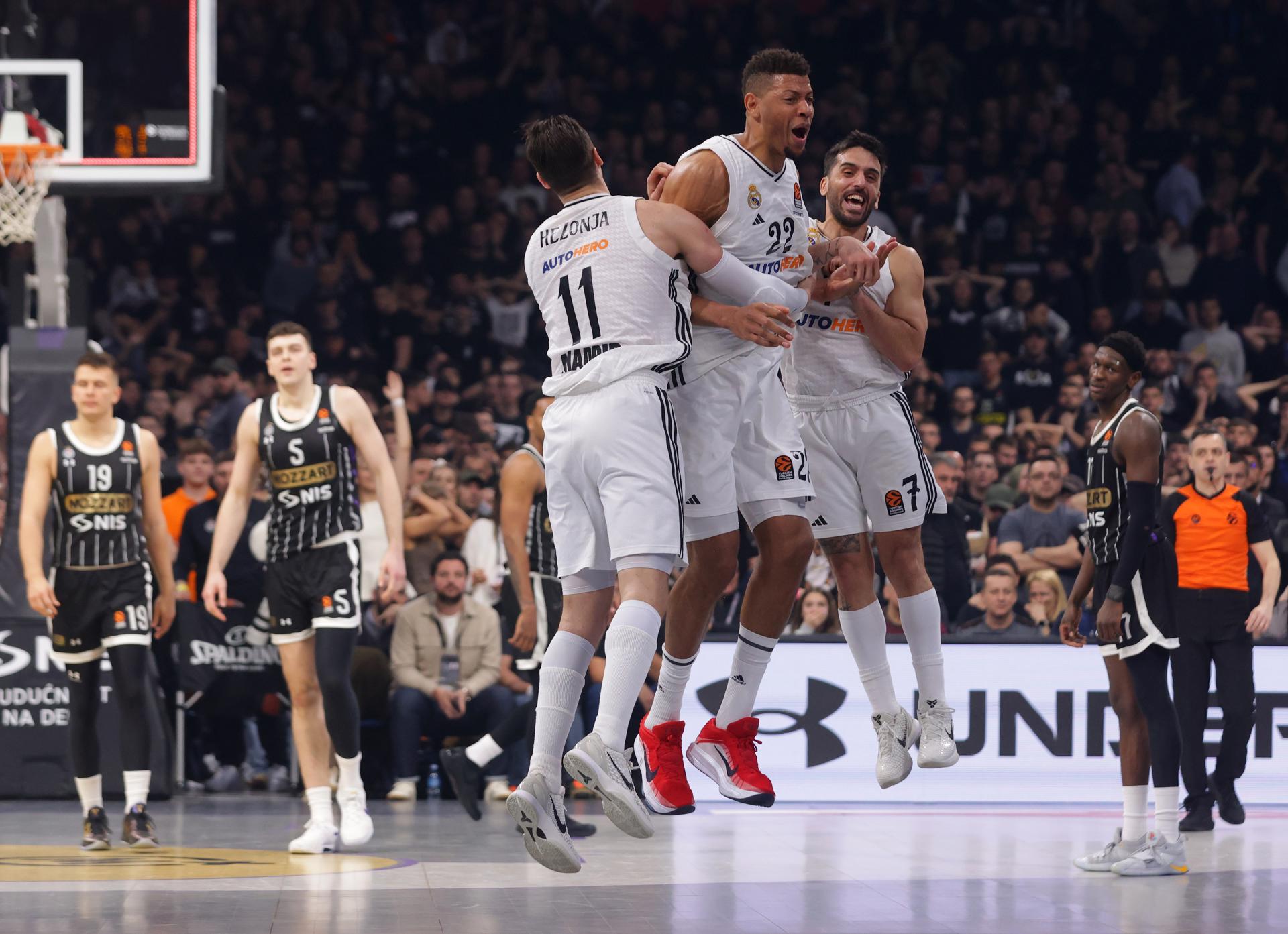 Walter Tavares, (c), pívot caboverdiano del Real Madrid, celebra con sus compañeros. EFE/ANDREJ CUKIC