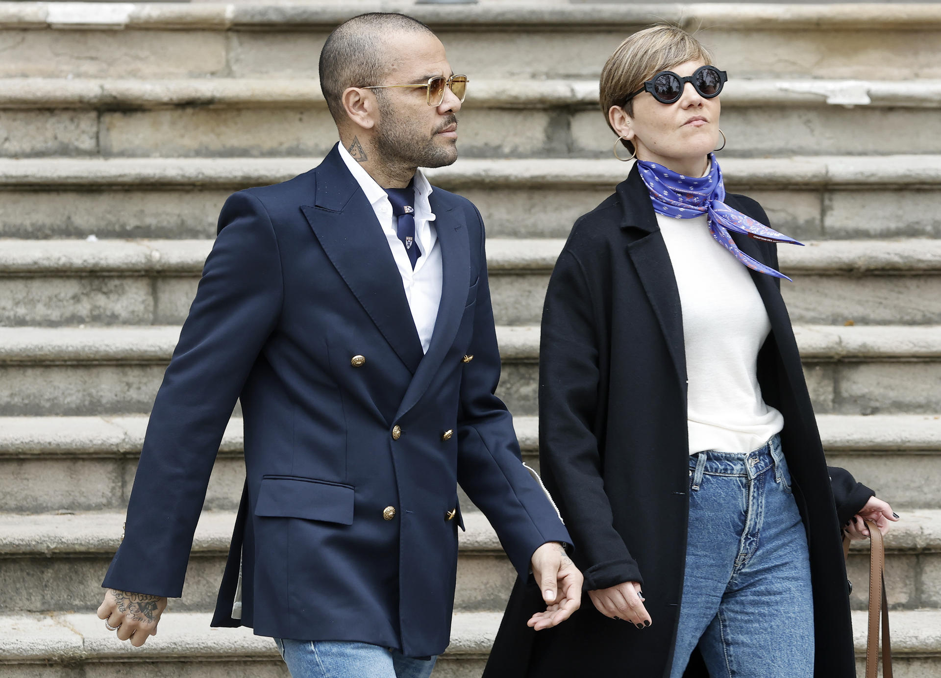 El exfutbolista Dani Alves (i) junto a su abogada,Inés Guardiola, ha acudido hoy a los juzgados a recuperar sus pasaportes español y brasileño, una vez ha sido absuelto por la justicia al revocarse su condena inicial de cuatro años y medio de cárcel por la violación de una joven en una discoteca de Barcelona en diciembre de 2022.EFE/ Andreu Dalmau