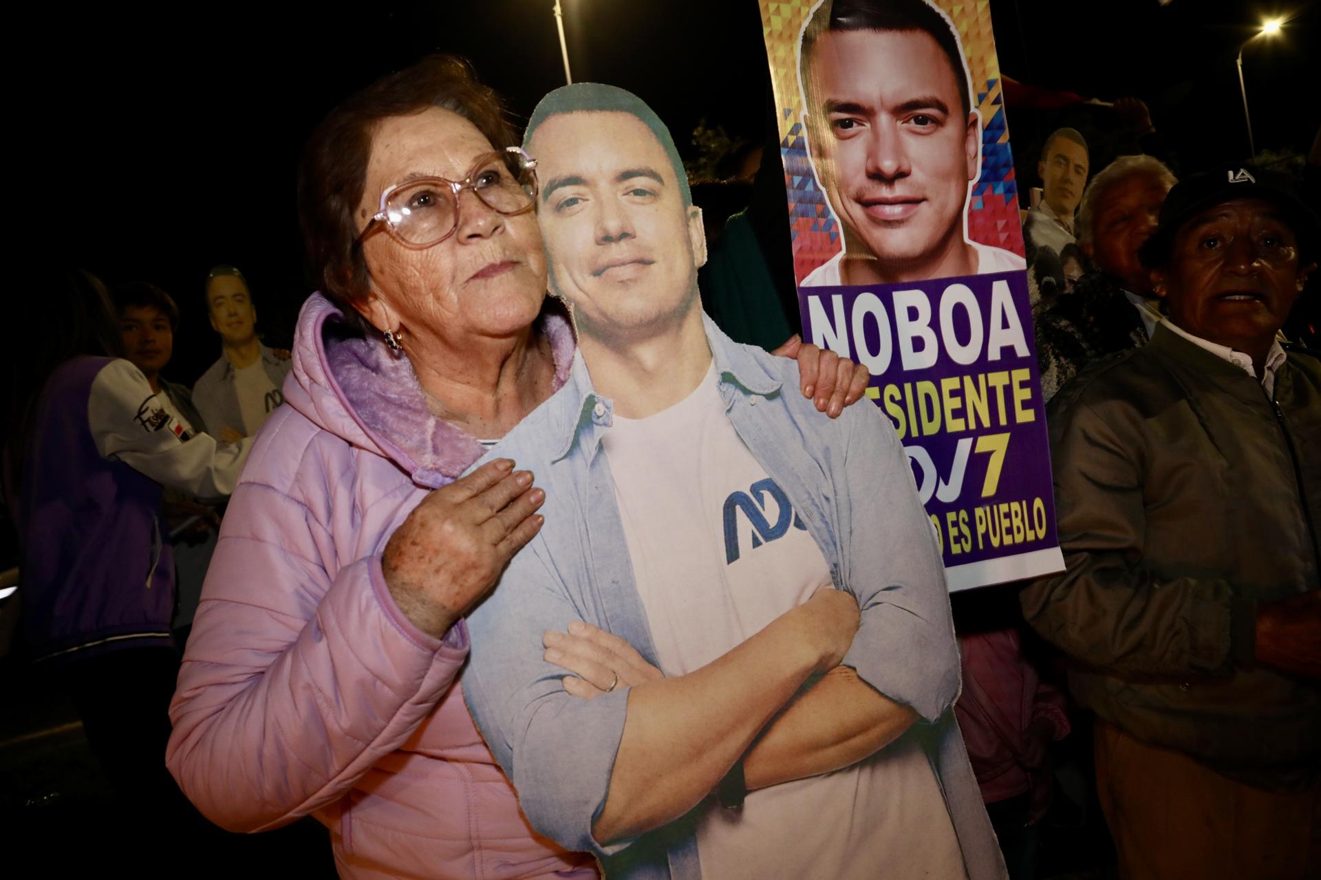 Simpatizantes de Daniel Noboa celebran este domingo, en Quito (Ecuador). EFE/ Gianna Benalcazar