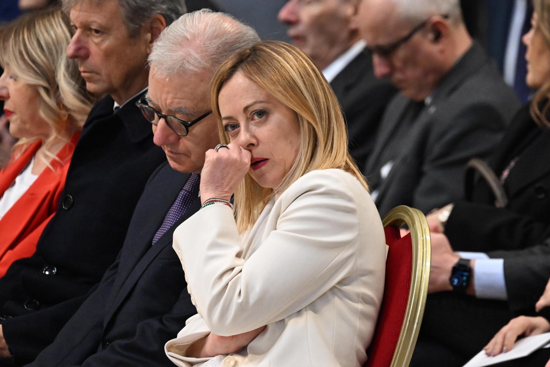 La primera ministra de Italia, Giorgia Meloni (c-d), junto al secretario del Consejo de Ministros de Italia, Alfredo Mantovano (2D), al asistir este miércoles, 2 de abril, a la misa solemne por el vigésimo aniversario de la muerte de San Juan Pablo II, en la Basílica de San Pedro en Ciudad del Vaticano. EFE/Maurizio Brambatti