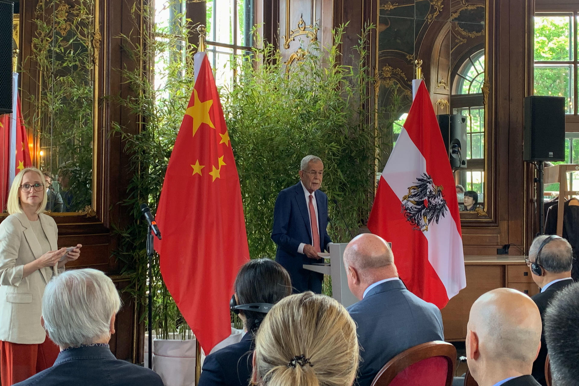 El zoológico Schönbrunn de Viena celebró este miércoles, en presencia de la cúpula del Estado y de Gobierno de Austria y de un alto representante chino, la llegada de dos pandas gigantes procedentes de China, que vivirán en estas instalaciones durante los próximos diez años. EFE/ Olatz Castrillo