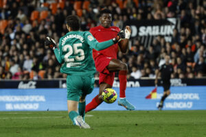 Fotografía de archivo del delantero del Nottingham Forest Taiwo Awoniyi (d) durante un partido amistoso contra el Valencia. EFE/Bile Aliño
