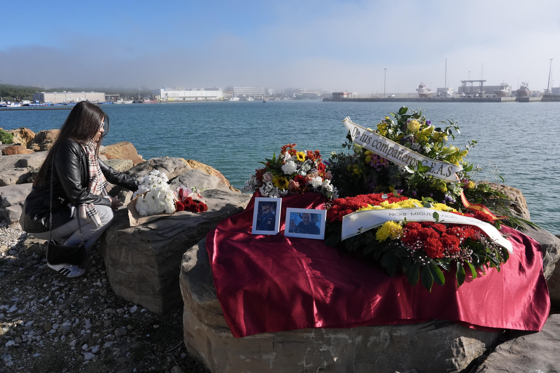Amigos, familiares y compañeros de Miguel Ángel González y David Pérez, en un homenaje a los dos agentes de la Guardia Civil que murieron tras ser arrollados por una narcolancha en el puerto de Barbate (Cádiz). EFE/Román Ríos.