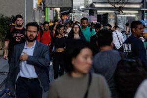 Fotografía de archivo de personas que caminan por la Avenida Paulista, una de las principales avenidas de la ciudad de Sao Paulo (Brasil). EFE/ Isaac Fontana