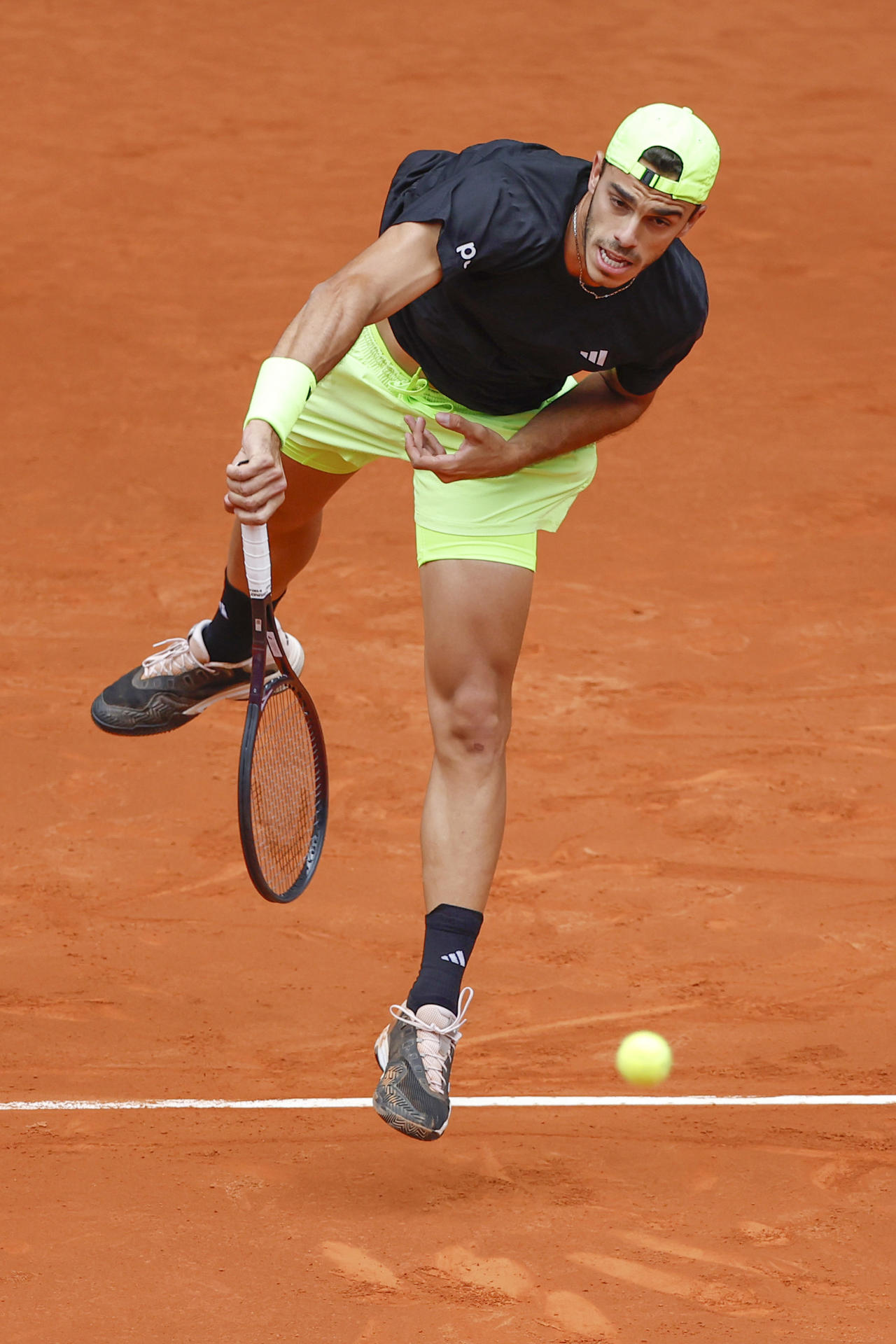 El tenista argentino Francisco Cerúndolo ante el noruego Casper Ruud durante el partido de semifinales individual masculino del Mutua Madrid Open que disputan este viernes, en las instalaciones de la Caja Mágica en Madrid. EFE/ Chema Moya