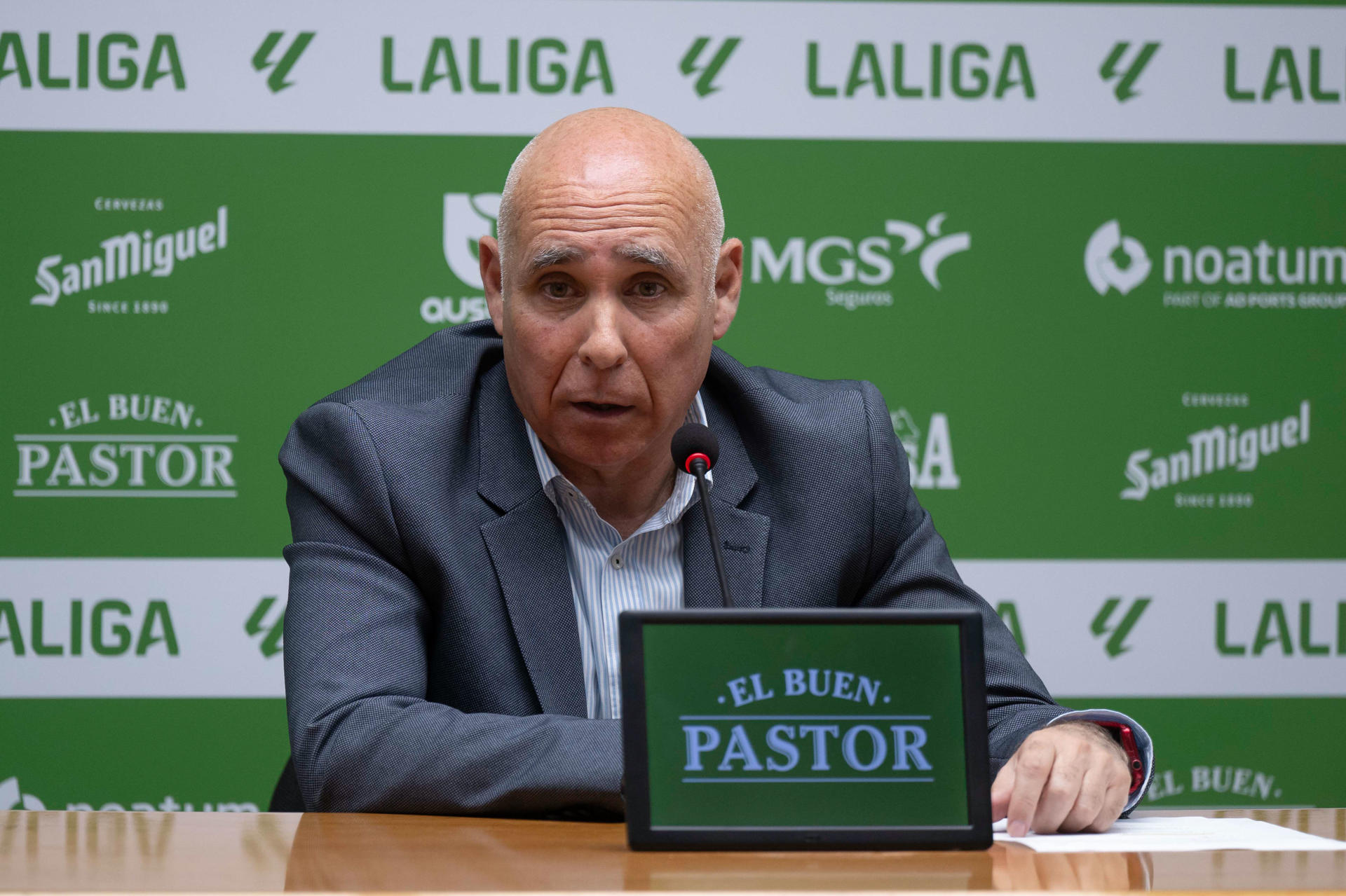 El presidente del Racing de Santander, Manuel Higuera, durante una rueda de prensa este martes. EFE/Pedro Puente Hoyos