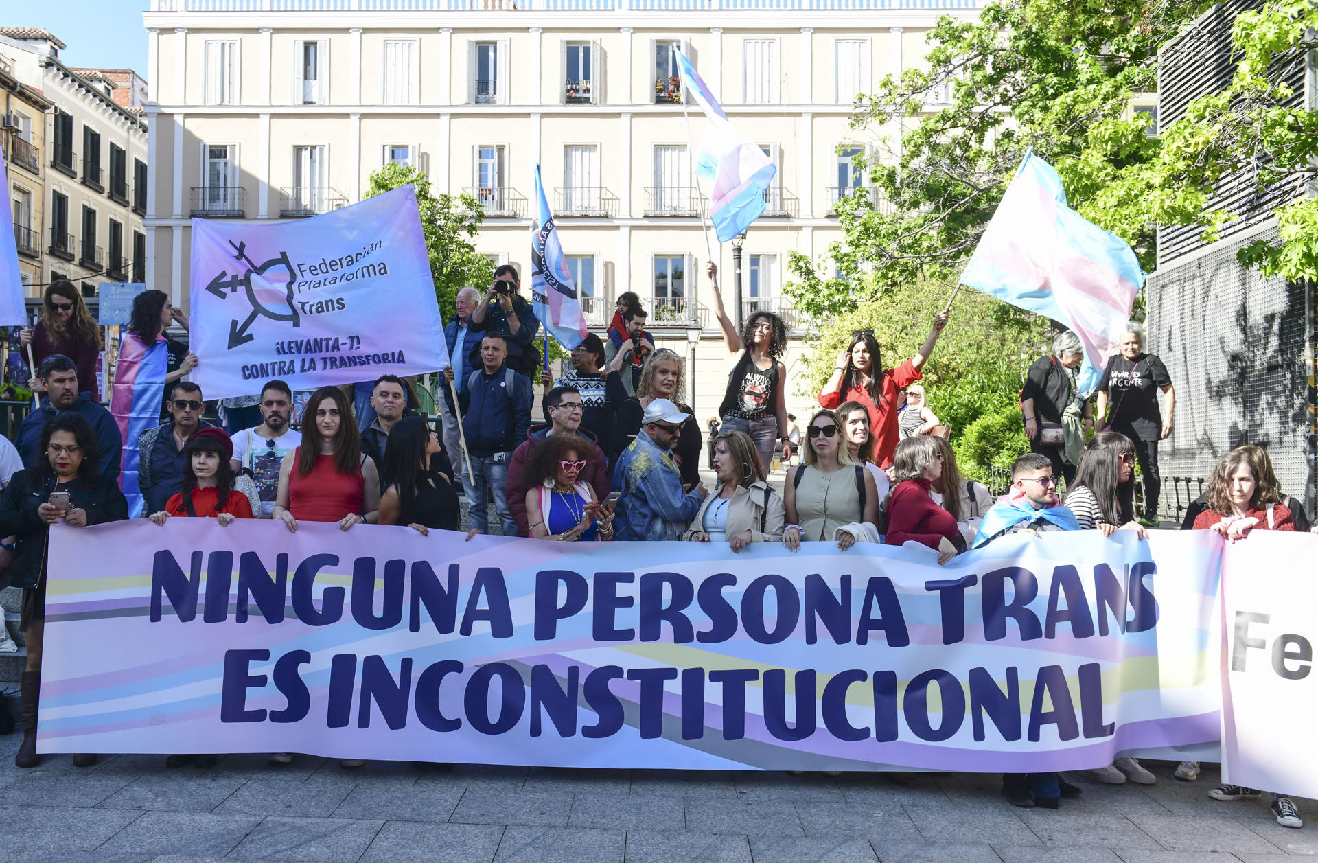 Un momento de la concentración convocada hoy sábado por la Federación Plataforma Trans en la Plaza Pedro Zerolo de Madrid. EFE / Victor Lerena.