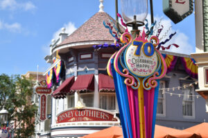 Fotografía de decoración en el marco del 70 aniversario del parque temático de Disneylandia este 13 de mayo de 2025, en Anaheim (Estados Unidos). EFE/ Mónica Rubalcava