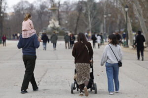 Organizaciones de familias y de infancia urgen la aprobación de la Ley de familias que el Gobierno envió al Parlamento hace más de un año para su tramitación por vía de urgencia y que ha quedado varada en el proceso de enmiendas ante la falta de los apoyos necesarios para salir adelante. EFE/Mariscal